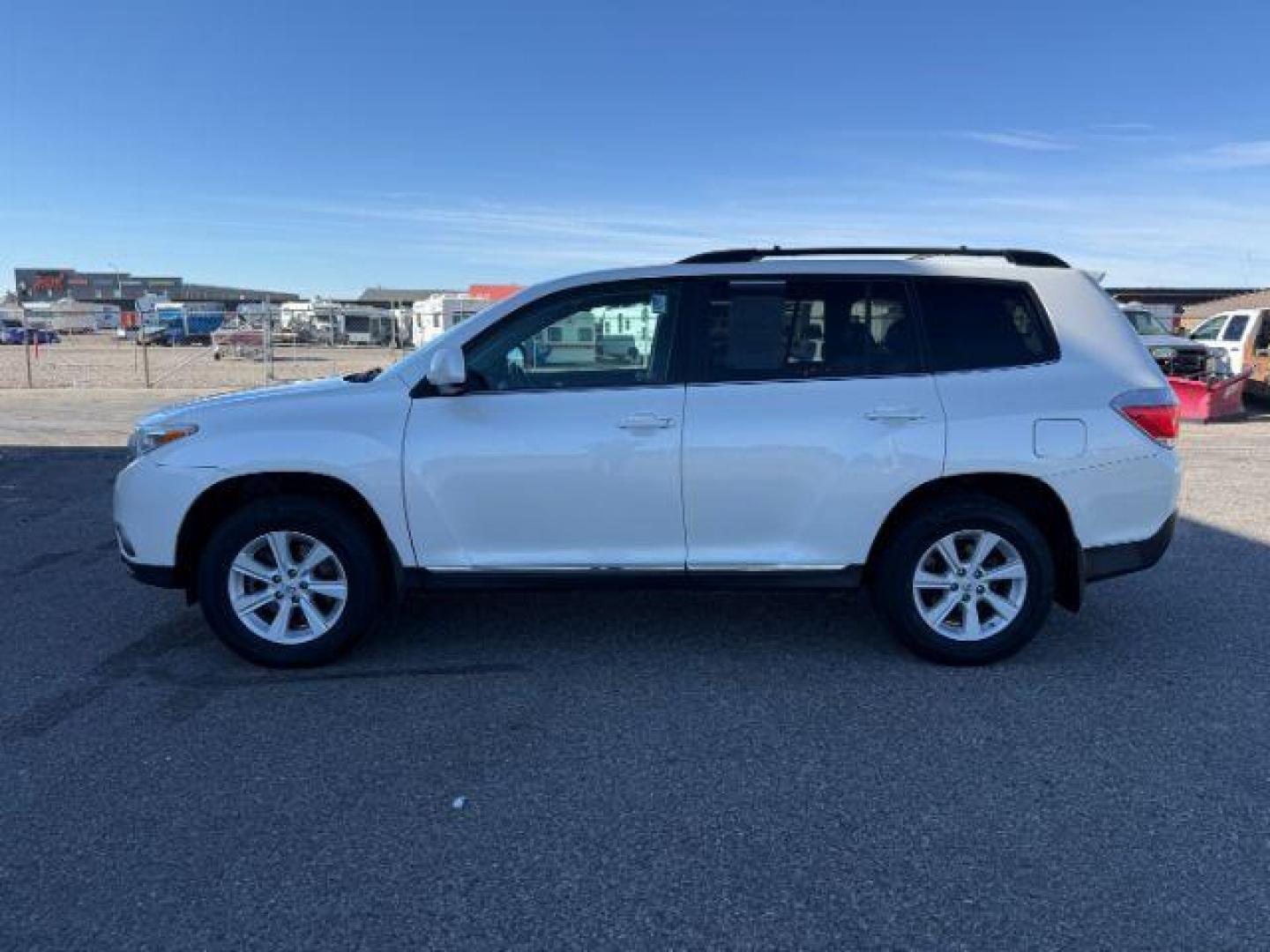 2013 WHITE /Black Toyota Highlander (5TDBK3EH3DS) with an 35L V-6 DOHC engine, Automatic transmission, located at 1175 N Woodruff Ave, Idaho Falls, ID, 83401, 43.506901, -111.999657 - At Timberline Auto, finding a great deal on your next vehicle is always easy! Our experienced sales staff's goal is to help find you the right vehicle at the right price! Our knowledgeable finance department has options for almost any credit score. We offer extended service contract options to prote - Photo#28