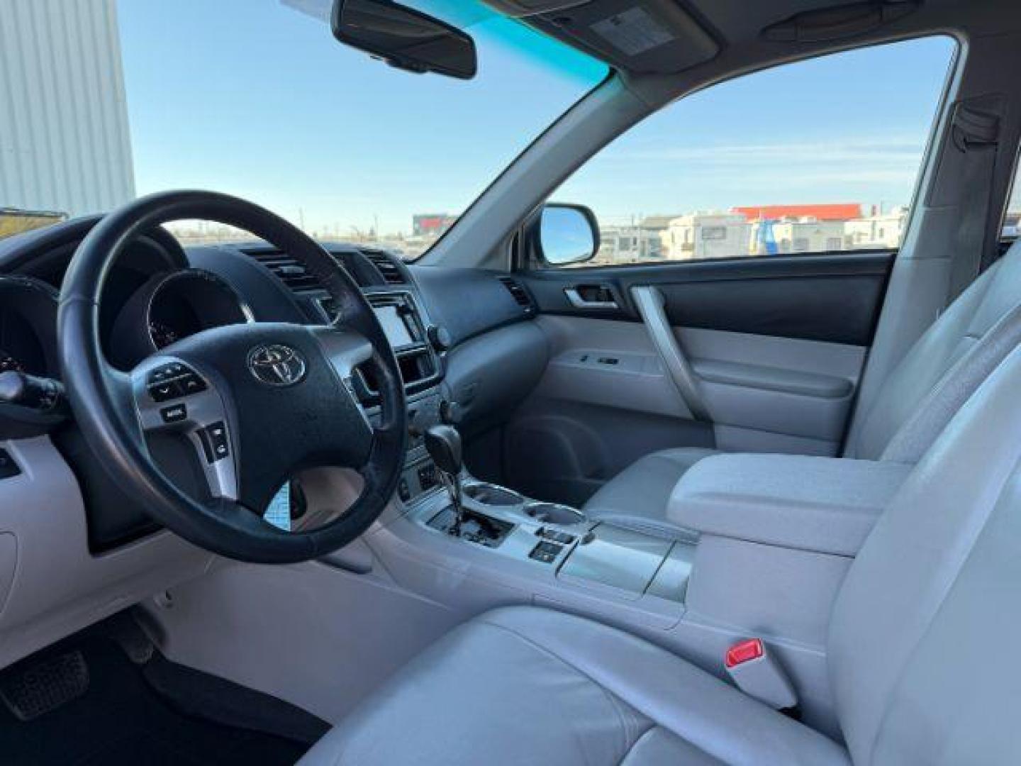 2013 WHITE /Black Toyota Highlander (5TDBK3EH3DS) with an 35L V-6 DOHC engine, Automatic transmission, located at 1175 N Woodruff Ave, Idaho Falls, ID, 83401, 43.506901, -111.999657 - At Timberline Auto, finding a great deal on your next vehicle is always easy! Our experienced sales staff's goal is to help find you the right vehicle at the right price! Our knowledgeable finance department has options for almost any credit score. We offer extended service contract options to prote - Photo#42