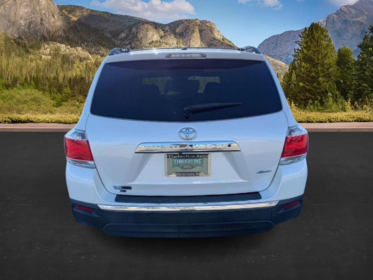 2013 WHITE /Black Toyota Highlander (5TDBK3EH3DS) with an 35L V-6 DOHC engine, Automatic transmission, located at 1175 N Woodruff Ave, Idaho Falls, ID, 83401, 43.506901, -111.999657 - At Timberline Auto, finding a great deal on your next vehicle is always easy! Our experienced sales staff's goal is to help find you the right vehicle at the right price! Our knowledgeable finance department has options for almost any credit score. We offer extended service contract options to prote - Photo#3