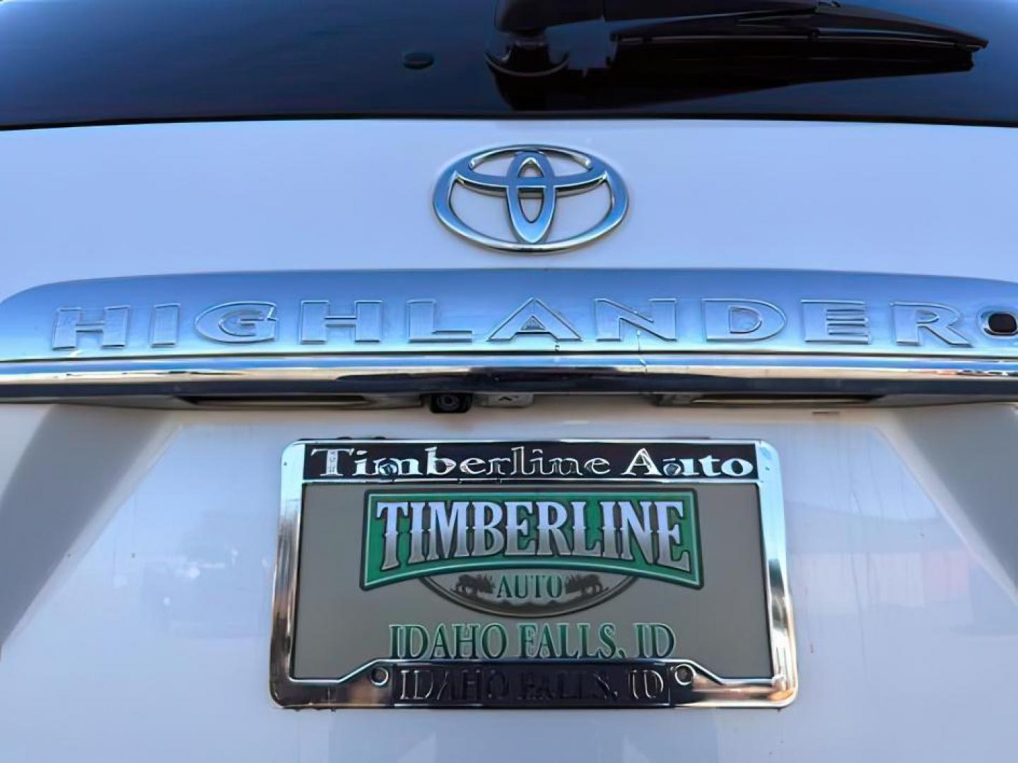 2013 WHITE /Black Toyota Highlander (5TDBK3EH3DS) with an 35L V-6 DOHC engine, Automatic transmission, located at 1175 N Woodruff Ave, Idaho Falls, ID, 83401, 43.506901, -111.999657 - At Timberline Auto, finding a great deal on your next vehicle is always easy! Our experienced sales staff's goal is to help find you the right vehicle at the right price! Our knowledgeable finance department has options for almost any credit score. We offer extended service contract options to prote - Photo#4