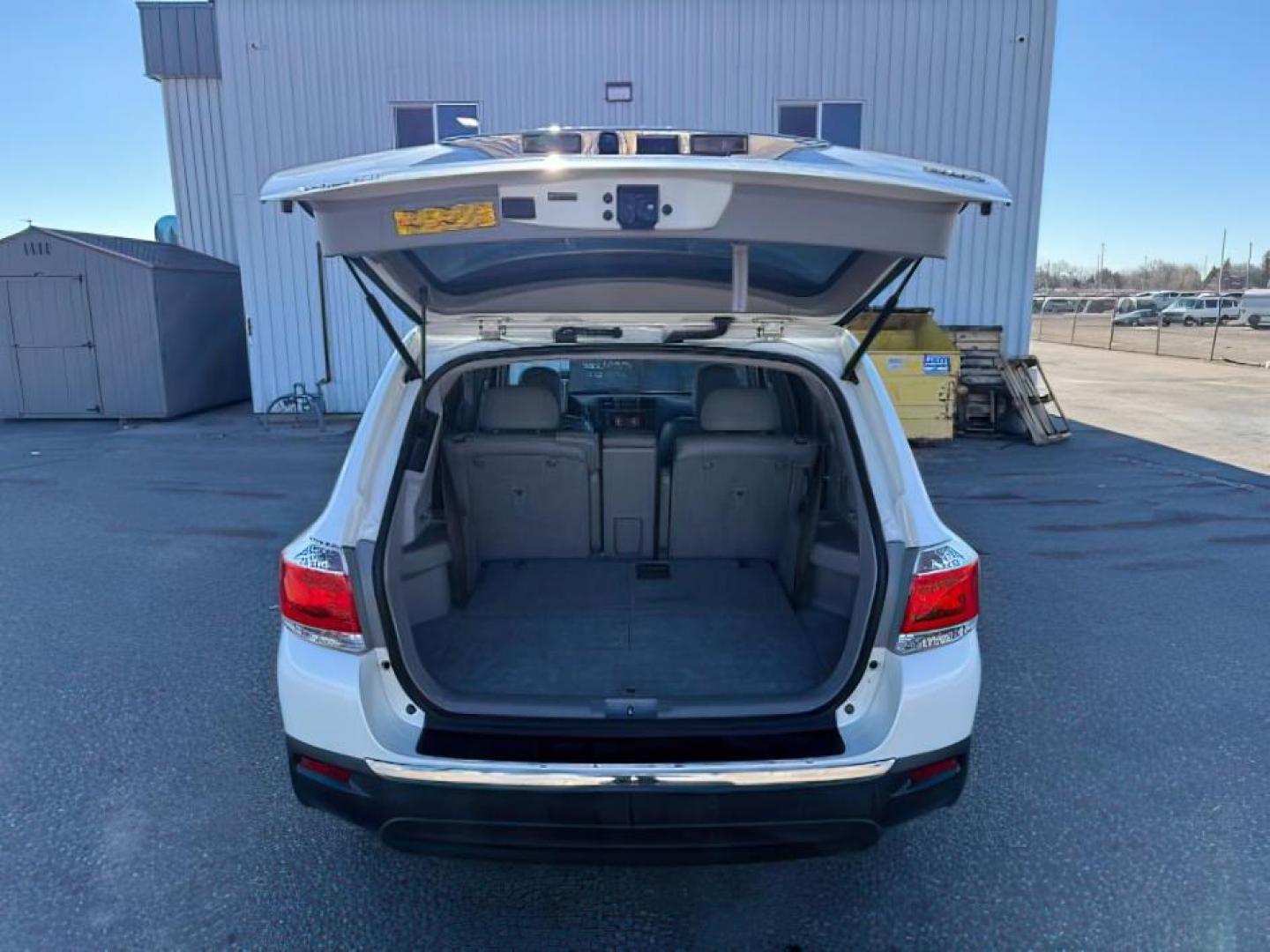 2013 WHITE /Black Toyota Highlander (5TDBK3EH3DS) with an 35L V-6 DOHC engine, Automatic transmission, located at 1175 N Woodruff Ave, Idaho Falls, ID, 83401, 43.506901, -111.999657 - At Timberline Auto, finding a great deal on your next vehicle is always easy! Our experienced sales staff's goal is to help find you the right vehicle at the right price! Our knowledgeable finance department has options for almost any credit score. We offer extended service contract options to prote - Photo#5