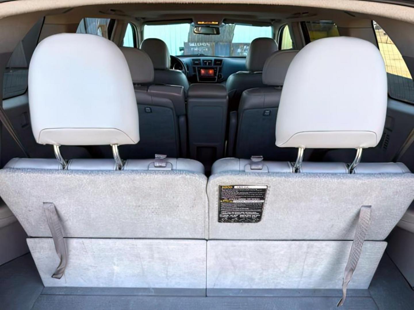 2013 WHITE /Black Toyota Highlander (5TDBK3EH3DS) with an 35L V-6 DOHC engine, Automatic transmission, located at 1175 N Woodruff Ave, Idaho Falls, ID, 83401, 43.506901, -111.999657 - At Timberline Auto, finding a great deal on your next vehicle is always easy! Our experienced sales staff's goal is to help find you the right vehicle at the right price! Our knowledgeable finance department has options for almost any credit score. We offer extended service contract options to prote - Photo#7