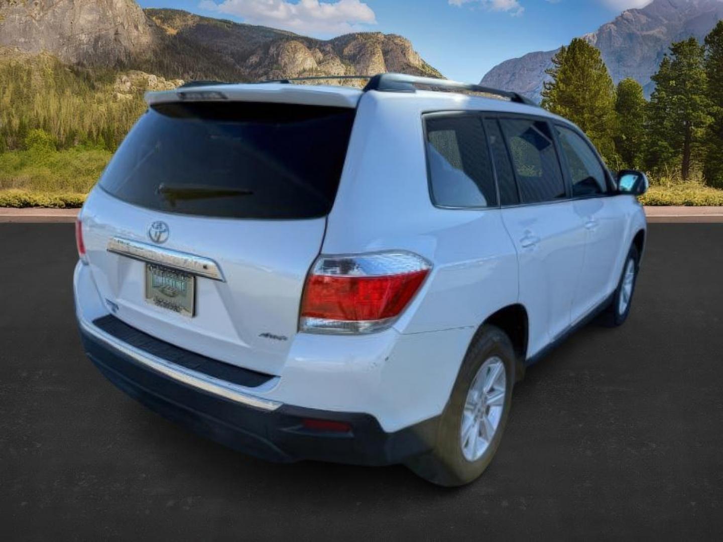 2013 WHITE /Black Toyota Highlander (5TDBK3EH3DS) with an 35L V-6 DOHC engine, Automatic transmission, located at 1175 N Woodruff Ave, Idaho Falls, ID, 83401, 43.506901, -111.999657 - At Timberline Auto, finding a great deal on your next vehicle is always easy! Our experienced sales staff's goal is to help find you the right vehicle at the right price! Our knowledgeable finance department has options for almost any credit score. We offer extended service contract options to prote - Photo#8