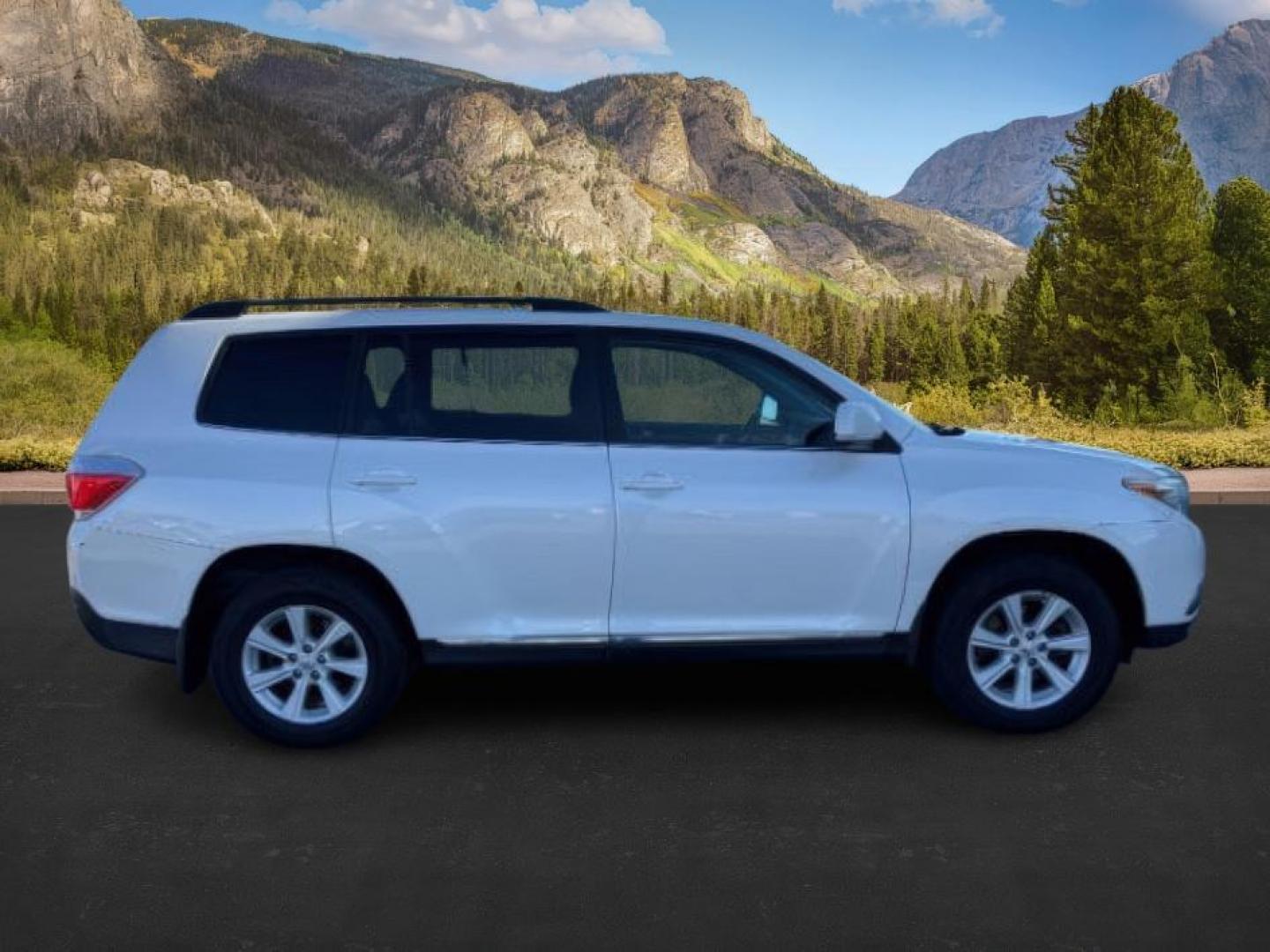 2013 WHITE /Black Toyota Highlander (5TDBK3EH3DS) with an 35L V-6 DOHC engine, Automatic transmission, located at 1175 N Woodruff Ave, Idaho Falls, ID, 83401, 43.506901, -111.999657 - At Timberline Auto, finding a great deal on your next vehicle is always easy! Our experienced sales staff's goal is to help find you the right vehicle at the right price! Our knowledgeable finance department has options for almost any credit score. We offer extended service contract options to prote - Photo#9