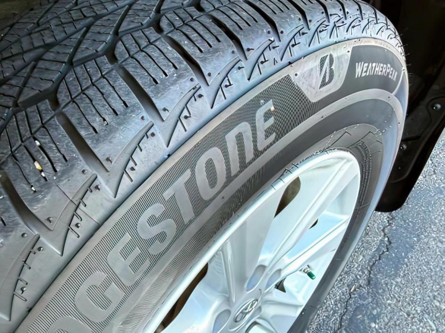 2013 WHITE /Black Toyota Highlander (5TDBK3EH3DS) with an 35L V-6 DOHC engine, Automatic transmission, located at 1175 N Woodruff Ave, Idaho Falls, ID, 83401, 43.506901, -111.999657 - At Timberline Auto, finding a great deal on your next vehicle is always easy! Our experienced sales staff's goal is to help find you the right vehicle at the right price! Our knowledgeable finance department has options for almost any credit score. We offer extended service contract options to prote - Photo#12