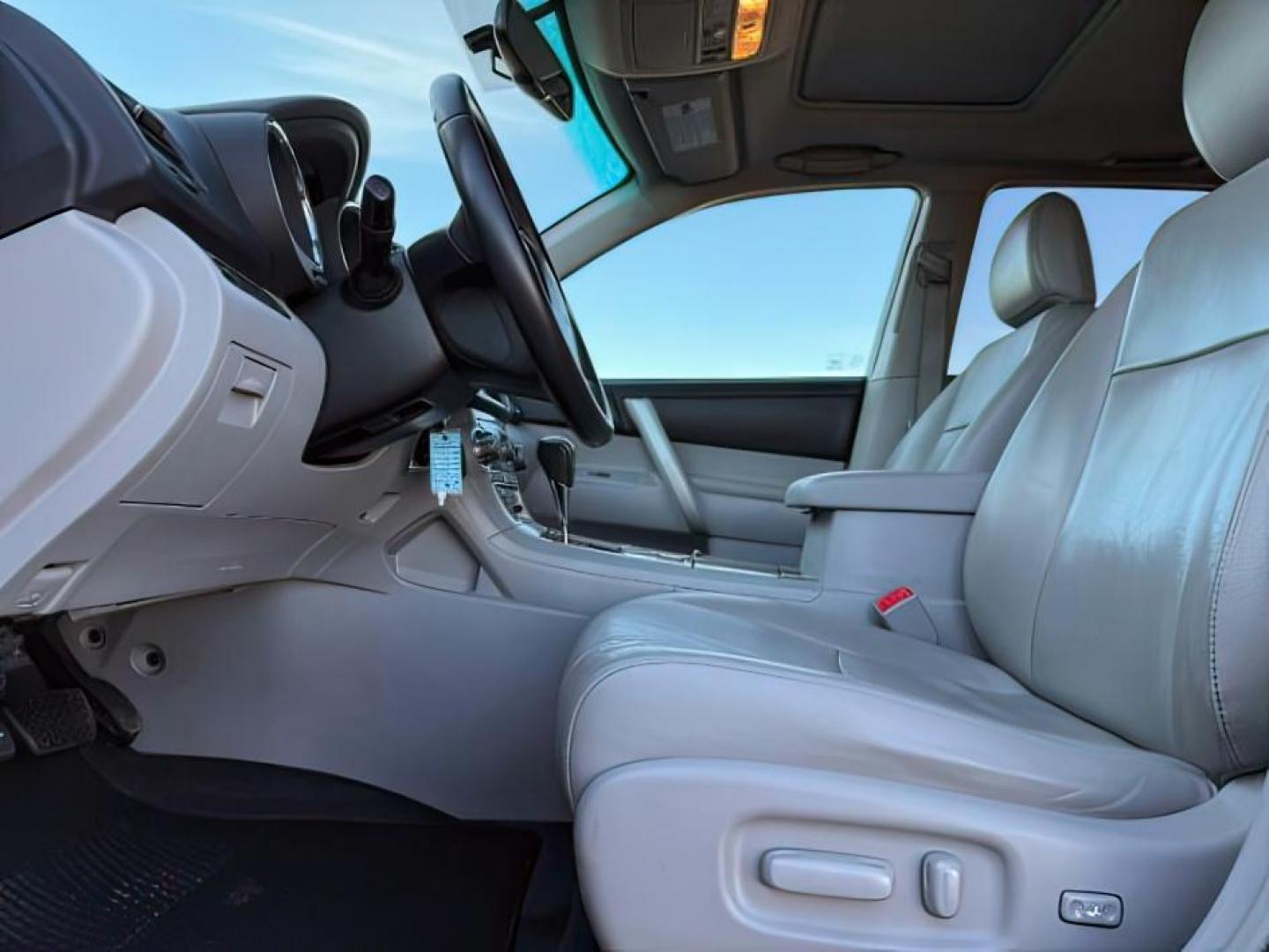 2013 WHITE /Black Toyota Highlander (5TDBK3EH3DS) with an 35L V-6 DOHC engine, Automatic transmission, located at 1175 N Woodruff Ave, Idaho Falls, ID, 83401, 43.506901, -111.999657 - At Timberline Auto, finding a great deal on your next vehicle is always easy! Our experienced sales staff's goal is to help find you the right vehicle at the right price! Our knowledgeable finance department has options for almost any credit score. We offer extended service contract options to prote - Photo#14