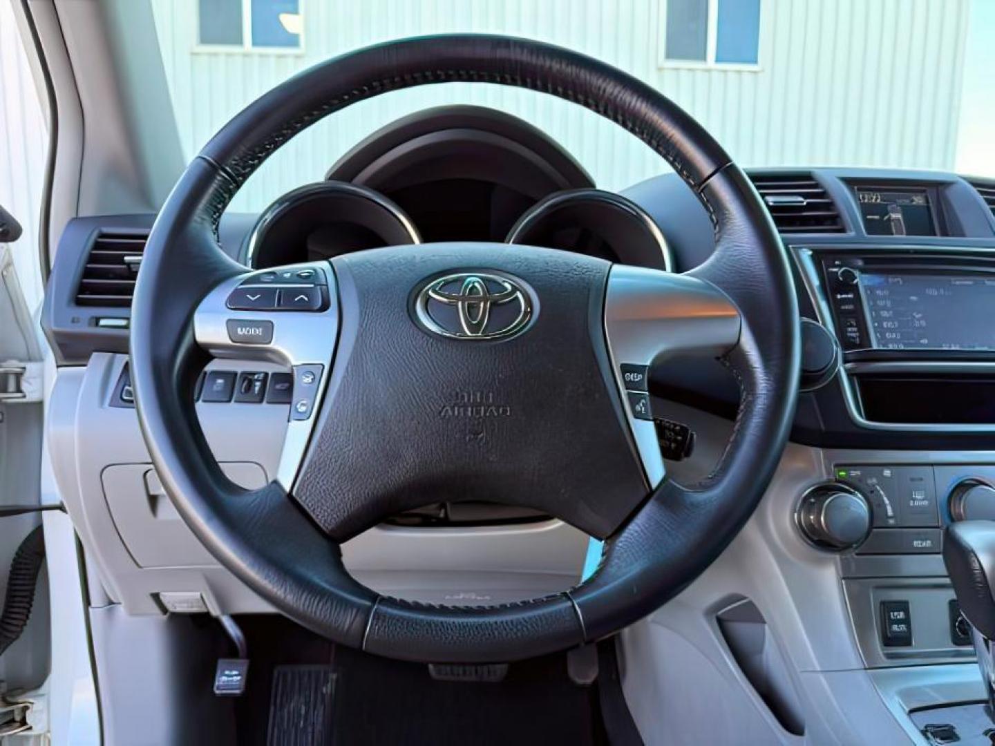 2013 WHITE /Black Toyota Highlander (5TDBK3EH3DS) with an 35L V-6 DOHC engine, Automatic transmission, located at 1175 N Woodruff Ave, Idaho Falls, ID, 83401, 43.506901, -111.999657 - At Timberline Auto, finding a great deal on your next vehicle is always easy! Our experienced sales staff's goal is to help find you the right vehicle at the right price! Our knowledgeable finance department has options for almost any credit score. We offer extended service contract options to prote - Photo#16