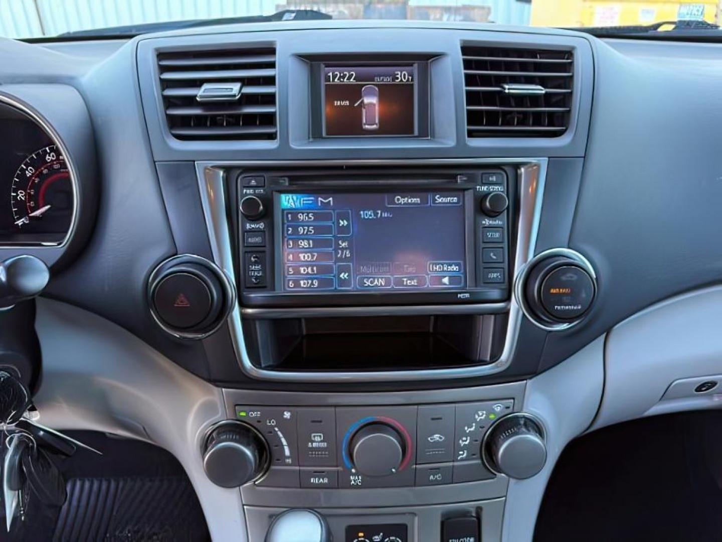 2013 WHITE /Black Toyota Highlander (5TDBK3EH3DS) with an 35L V-6 DOHC engine, Automatic transmission, located at 1175 N Woodruff Ave, Idaho Falls, ID, 83401, 43.506901, -111.999657 - At Timberline Auto, finding a great deal on your next vehicle is always easy! Our experienced sales staff's goal is to help find you the right vehicle at the right price! Our knowledgeable finance department has options for almost any credit score. We offer extended service contract options to prote - Photo#17