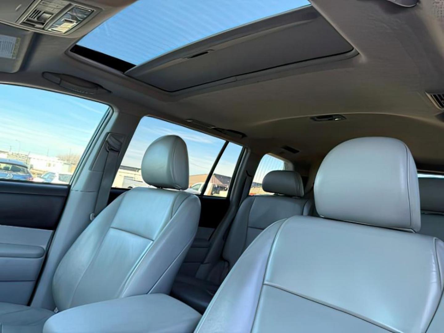 2013 WHITE /Black Toyota Highlander (5TDBK3EH3DS) with an 35L V-6 DOHC engine, Automatic transmission, located at 1175 N Woodruff Ave, Idaho Falls, ID, 83401, 43.506901, -111.999657 - At Timberline Auto, finding a great deal on your next vehicle is always easy! Our experienced sales staff's goal is to help find you the right vehicle at the right price! Our knowledgeable finance department has options for almost any credit score. We offer extended service contract options to prote - Photo#21