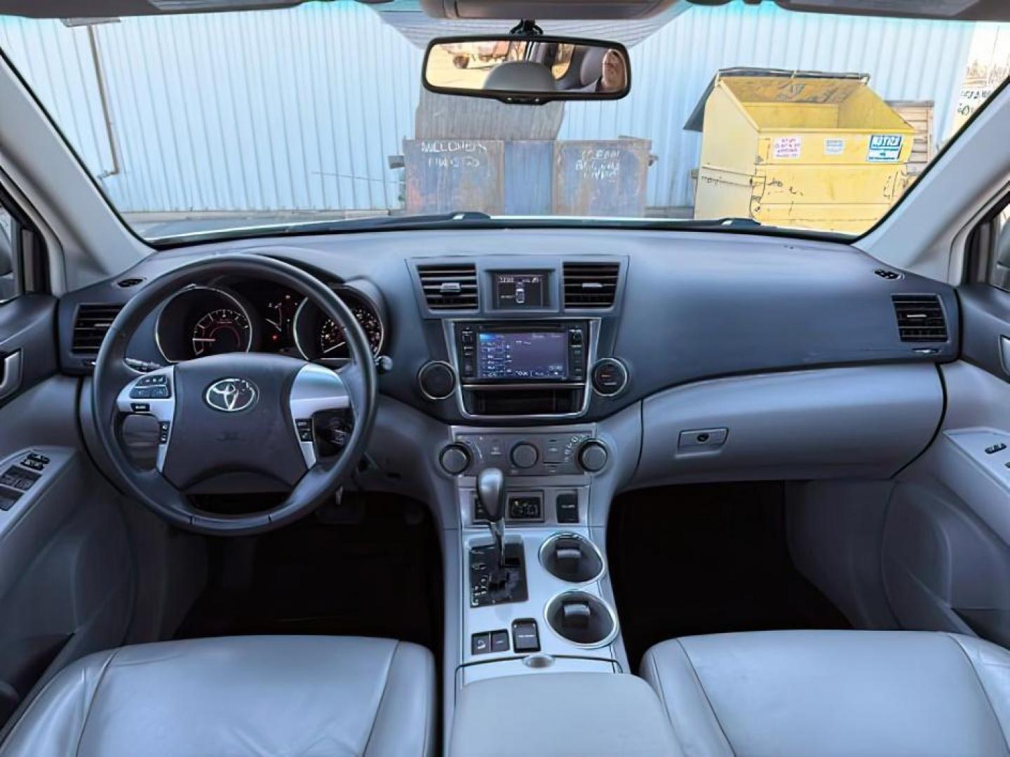 2013 WHITE /Black Toyota Highlander (5TDBK3EH3DS) with an 35L V-6 DOHC engine, Automatic transmission, located at 1175 N Woodruff Ave, Idaho Falls, ID, 83401, 43.506901, -111.999657 - At Timberline Auto, finding a great deal on your next vehicle is always easy! Our experienced sales staff's goal is to help find you the right vehicle at the right price! Our knowledgeable finance department has options for almost any credit score. We offer extended service contract options to prote - Photo#23