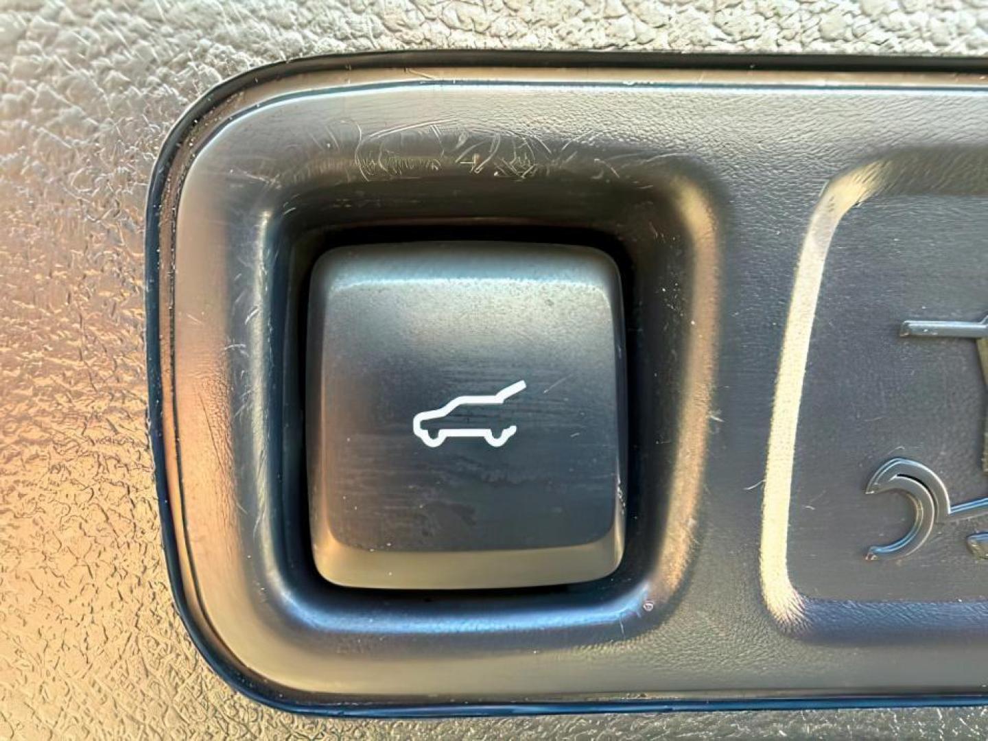 2024 SILVER /Black Onyx Ford Expedition (1FMJK1J80RE) with an EcoBoost 35L V-6 portdirect injection engine, Automatic transmission, located at 1175 N Woodruff Ave, Idaho Falls, ID, 83401, 43.506901, -111.999657 - At Timberline Auto, finding a great deal on your next vehicle is always easy! Our experienced sales staff's goal is to help find you the right vehicle at the right price! Our knowledgeable finance department has options for almost any credit score. We offer extended service contract options to prote - Photo#6