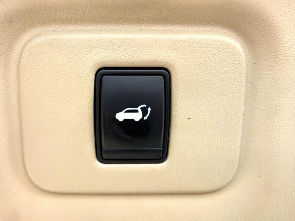 2013 GRAY /Charcoal Nissan Pathfinder Platinum (5N1AR2MMXDC) with an 3.5L V-6 DOHC engine, AUTOMATIC transmission, located at 1235 N Woodruff Ave., Idaho Falls, 83401, (208) 523-1053, 43.507172, -112.000488 - At Timberline Auto, finding a great deal on your next vehicle is always easy! Our experienced sales staff's goal is to help find you the right vehicle at the right price! Our knowledgeable finance department has options for almost any credit score. We offer extended service contract options to prote - Photo#6