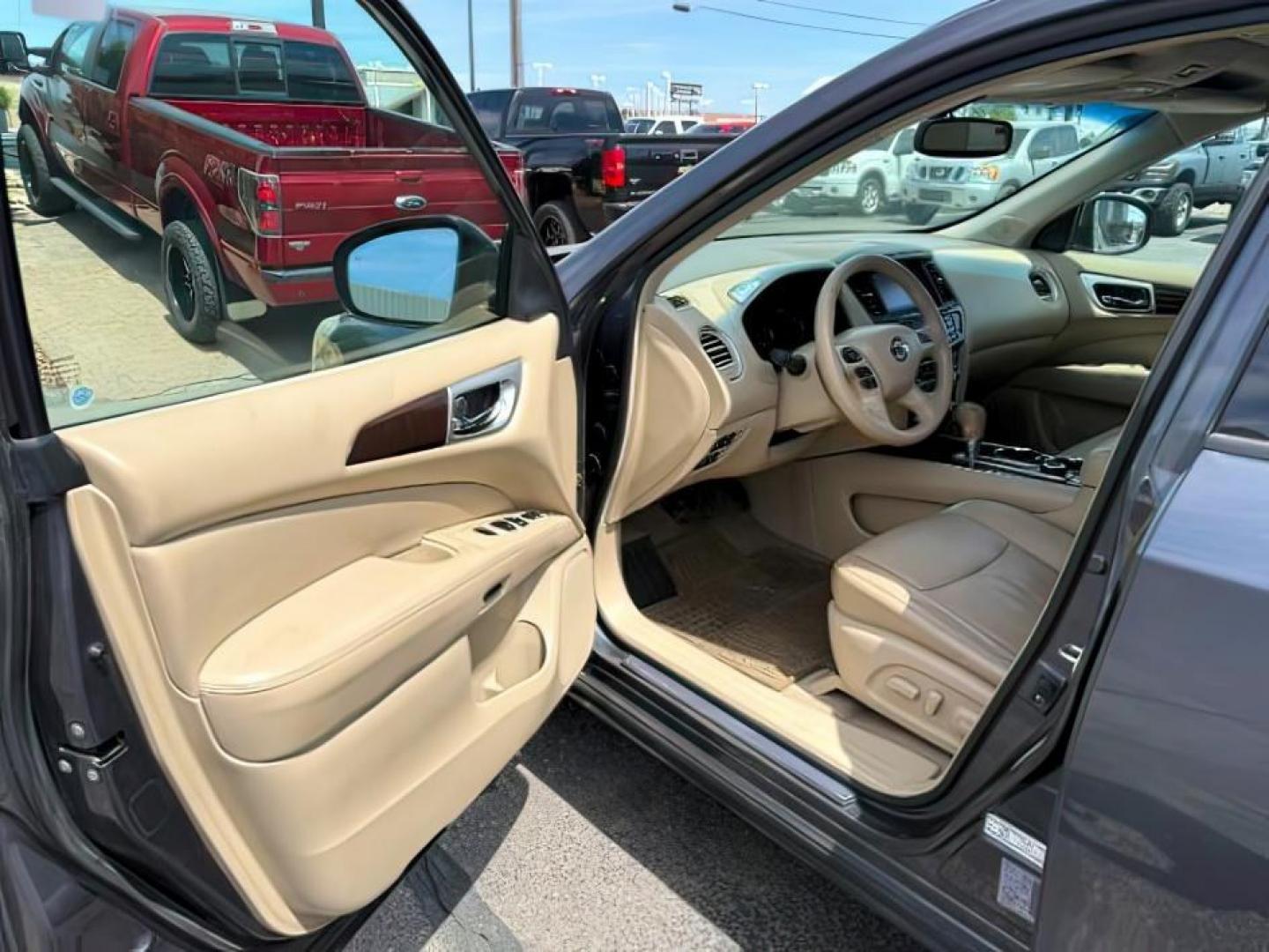 2013 GRAY /Charcoal Nissan Pathfinder (5N1AR2MMXDC) with an 35L V-6 DOHC engine, Automatic transmission, located at 1175 N Woodruff Ave, Idaho Falls, ID, 83401, 43.506901, -111.999657 - At Timberline Auto, finding a great deal on your next vehicle is always easy! Our experienced sales staff's goal is to help find you the right vehicle at the right price! Our knowledgeable finance department has options for almost any credit score. We offer extended service contract options to prote - Photo#14