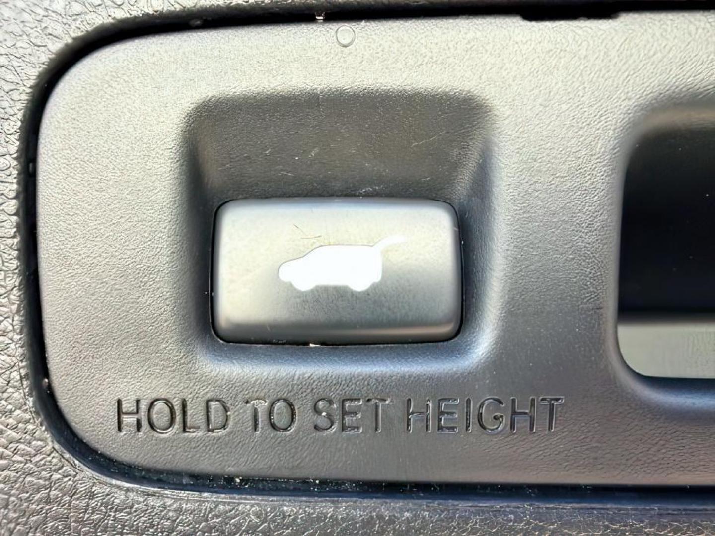2020 BLUE /Black Honda CR-V AWD Touring (7FARW2H91LE) with an 1.5L I-4 gasoline direct injection engine, AUTOMATIC transmission, located at 1235 N Woodruff Ave., Idaho Falls, 83401, (208) 523-1053, 43.507172, -112.000488 - At Timberline Auto, finding a great deal on your next vehicle is always easy! Our experienced sales staff's goal is to help find you the right vehicle at the right price! Our knowledgeable finance department has options for almost any credit score. We offer extended service contract options to prote - Photo#6