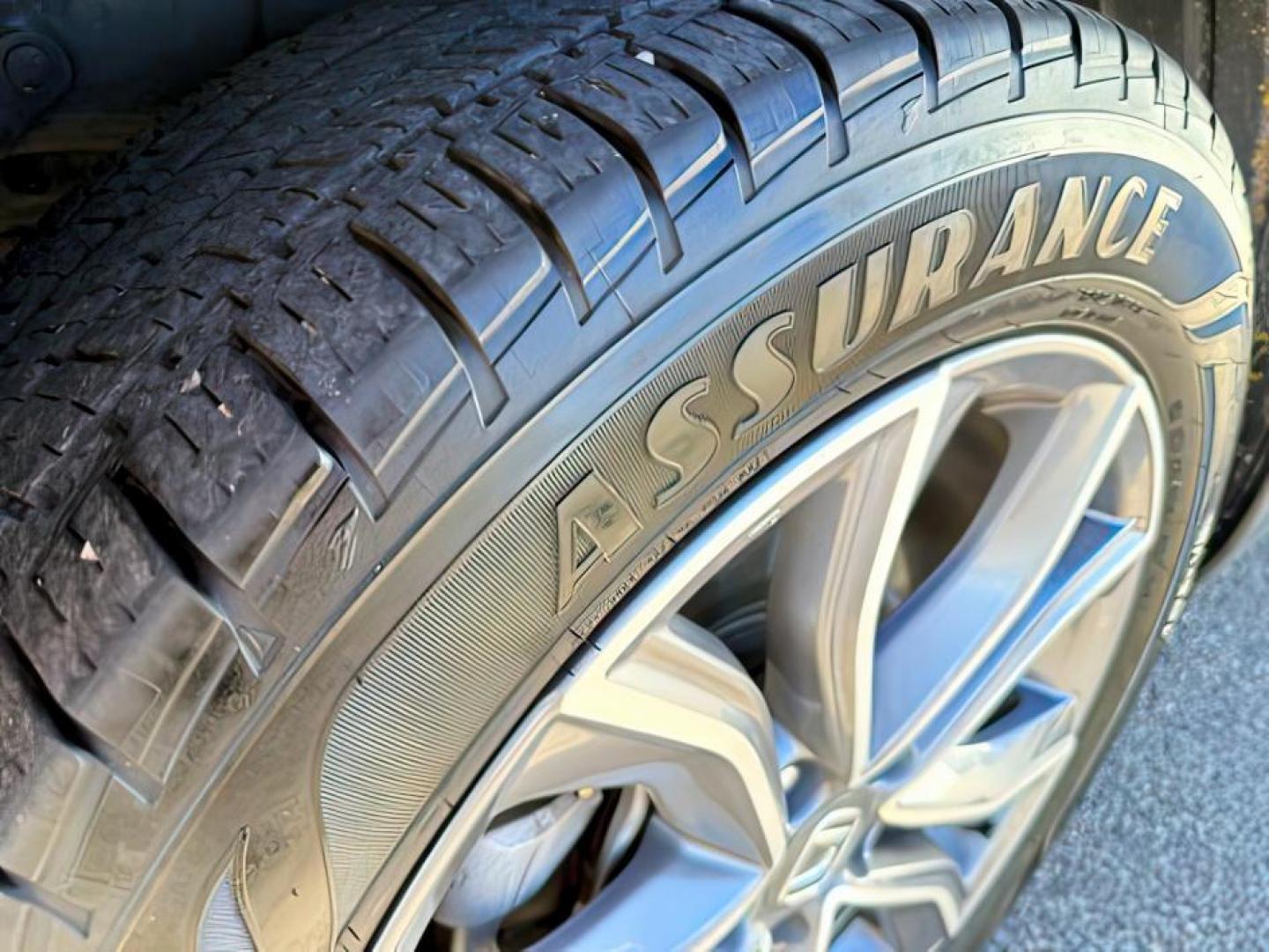 2020 BLUE /Black Honda CR-V AWD Touring (7FARW2H91LE) with an 1.5L I-4 gasoline direct injection engine, AUTOMATIC transmission, located at 1235 N Woodruff Ave., Idaho Falls, 83401, (208) 523-1053, 43.507172, -112.000488 - At Timberline Auto, finding a great deal on your next vehicle is always easy! Our experienced sales staff's goal is to help find you the right vehicle at the right price! Our knowledgeable finance department has options for almost any credit score. We offer extended service contract options to prote - Photo#12