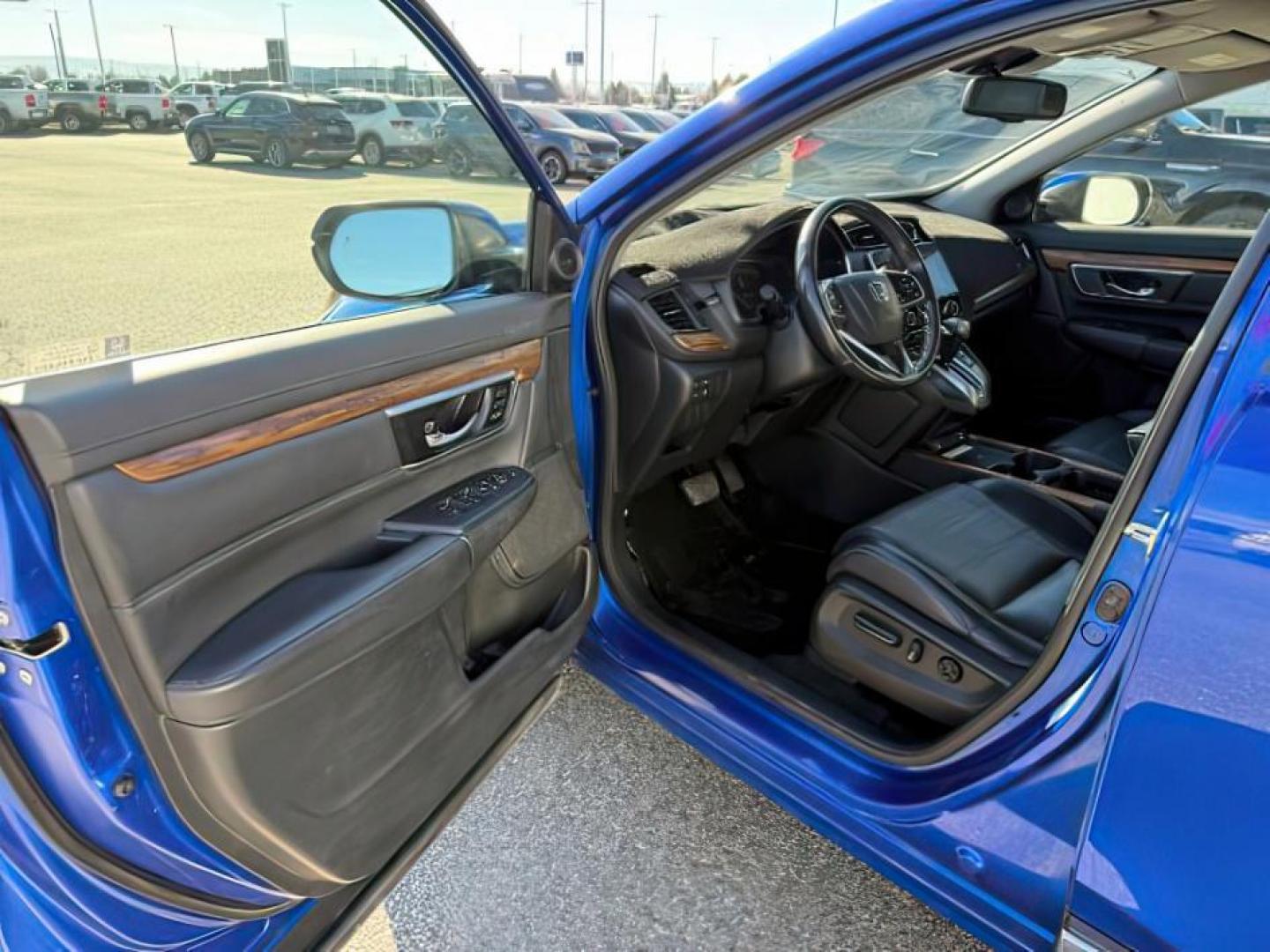 2020 BLUE /Black Honda CR-V AWD Touring (7FARW2H91LE) with an 1.5L I-4 gasoline direct injection engine, AUTOMATIC transmission, located at 1235 N Woodruff Ave., Idaho Falls, 83401, (208) 523-1053, 43.507172, -112.000488 - At Timberline Auto, finding a great deal on your next vehicle is always easy! Our experienced sales staff's goal is to help find you the right vehicle at the right price! Our knowledgeable finance department has options for almost any credit score. We offer extended service contract options to prote - Photo#14