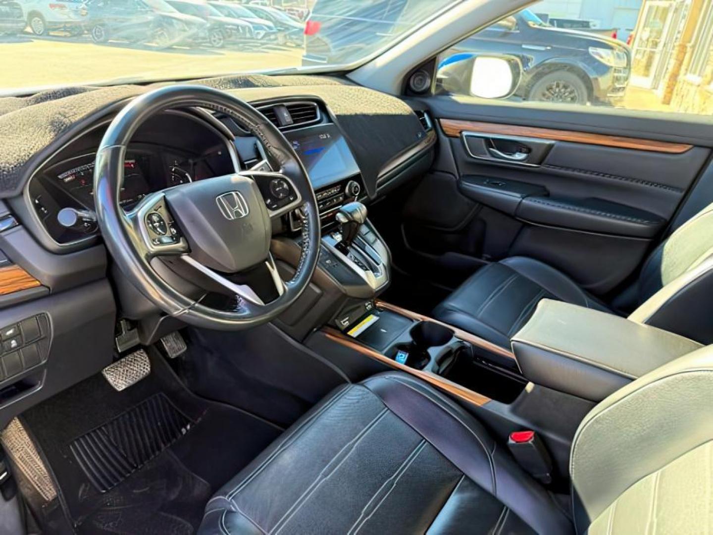 2020 BLUE /Black Honda CR-V AWD Touring (7FARW2H91LE) with an 1.5L I-4 gasoline direct injection engine, AUTOMATIC transmission, located at 1235 N Woodruff Ave., Idaho Falls, 83401, (208) 523-1053, 43.507172, -112.000488 - At Timberline Auto, finding a great deal on your next vehicle is always easy! Our experienced sales staff's goal is to help find you the right vehicle at the right price! Our knowledgeable finance department has options for almost any credit score. We offer extended service contract options to prote - Photo#16