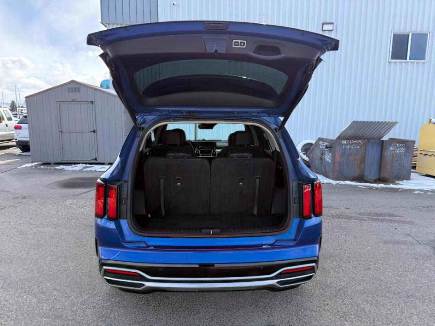 2021 BLUE /Black Kia Sorento SX | SX Prestige (5XYRKDLFXMG) with an 2.5L I-4 port/direct injection engine, AUTOMATIC transmission, located at 1235 N Woodruff Ave., Idaho Falls, 83401, (208) 523-1053, 43.507172, -112.000488 - At Timberline Auto, finding a great deal on your next vehicle is always easy! Our experienced sales staff's goal is to help find you the right vehicle at the right price! Our knowledgeable finance department has options for almost any credit score. We offer extended service contract options to prote - Photo#5