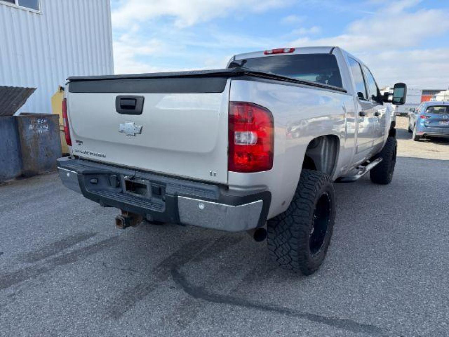2008 SILVER /Ebony Chevrolet Silverado 2500HD (1GCHK23678F) with an 66L V8 16V OHV TURBO DIESEL engine, Automatic transmission, located at 1175 N Woodruff Ave, Idaho Falls, ID, 83401, 43.506901, -111.999657 - At Timberline Auto, finding a great deal on your next vehicle is always easy! Our experienced sales staff's goal is to help find you the right vehicle at the right price! Our knowledgeable finance department has options for almost any credit score. We offer extended service contract options to prote - Photo#23