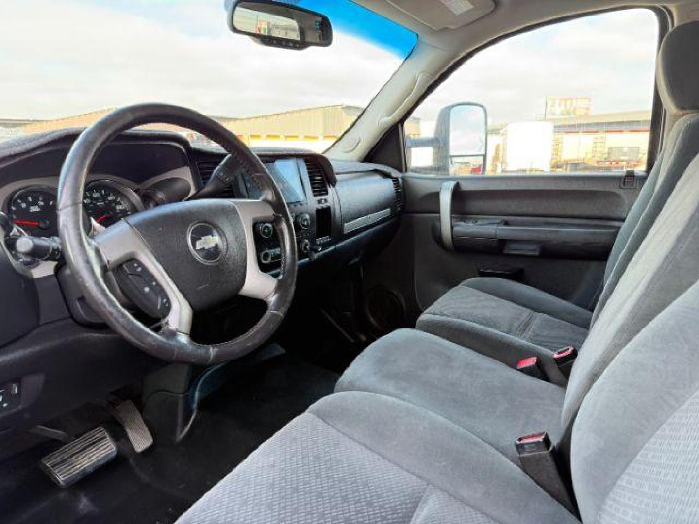 2008 SILVER /Ebony Chevrolet Silverado 2500HD (1GCHK23678F) with an 66L V8 16V OHV TURBO DIESEL engine, Automatic transmission, located at 1175 N Woodruff Ave, Idaho Falls, ID, 83401, 43.506901, -111.999657 - At Timberline Auto, finding a great deal on your next vehicle is always easy! Our experienced sales staff's goal is to help find you the right vehicle at the right price! Our knowledgeable finance department has options for almost any credit score. We offer extended service contract options to prote - Photo#30