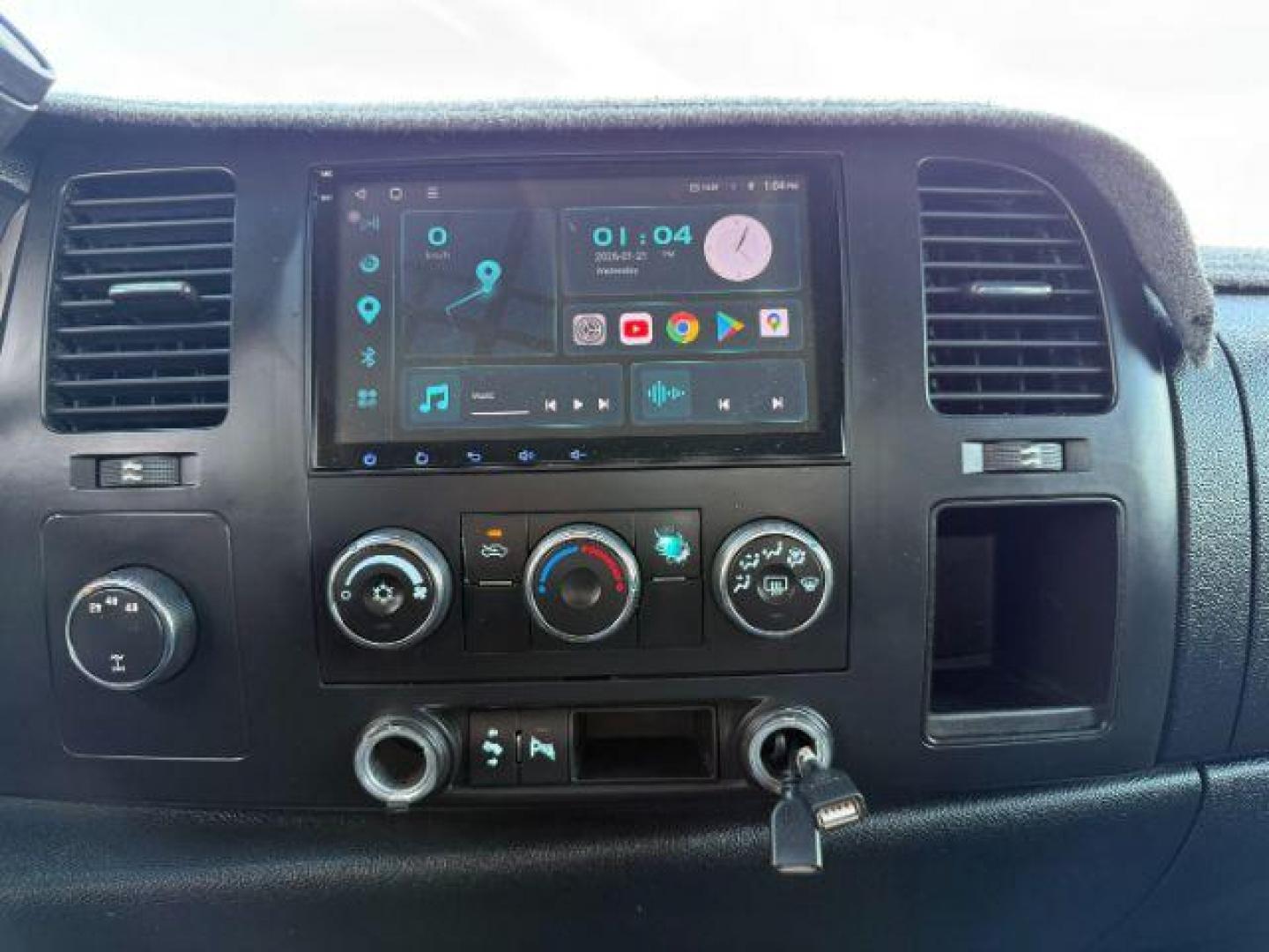 2008 SILVER /Ebony Chevrolet Silverado 2500HD (1GCHK23678F) with an 66L V8 16V OHV TURBO DIESEL engine, Automatic transmission, located at 1175 N Woodruff Ave, Idaho Falls, ID, 83401, 43.506901, -111.999657 - At Timberline Auto, finding a great deal on your next vehicle is always easy! Our experienced sales staff's goal is to help find you the right vehicle at the right price! Our knowledgeable finance department has options for almost any credit score. We offer extended service contract options to prote - Photo#32