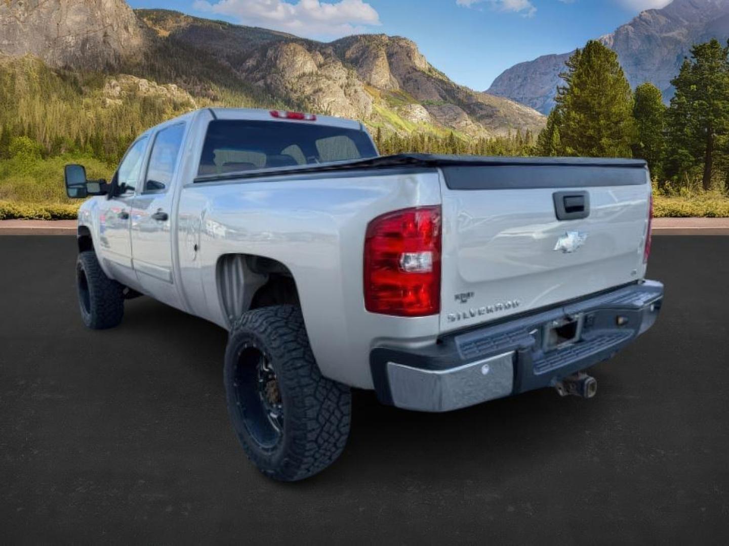 2008 SILVER /Ebony Chevrolet Silverado 2500HD (1GCHK23678F) with an 66L V8 16V OHV TURBO DIESEL engine, Automatic transmission, located at 1175 N Woodruff Ave, Idaho Falls, ID, 83401, 43.506901, -111.999657 - At Timberline Auto, finding a great deal on your next vehicle is always easy! Our experienced sales staff's goal is to help find you the right vehicle at the right price! Our knowledgeable finance department has options for almost any credit score. We offer extended service contract options to prote - Photo#2