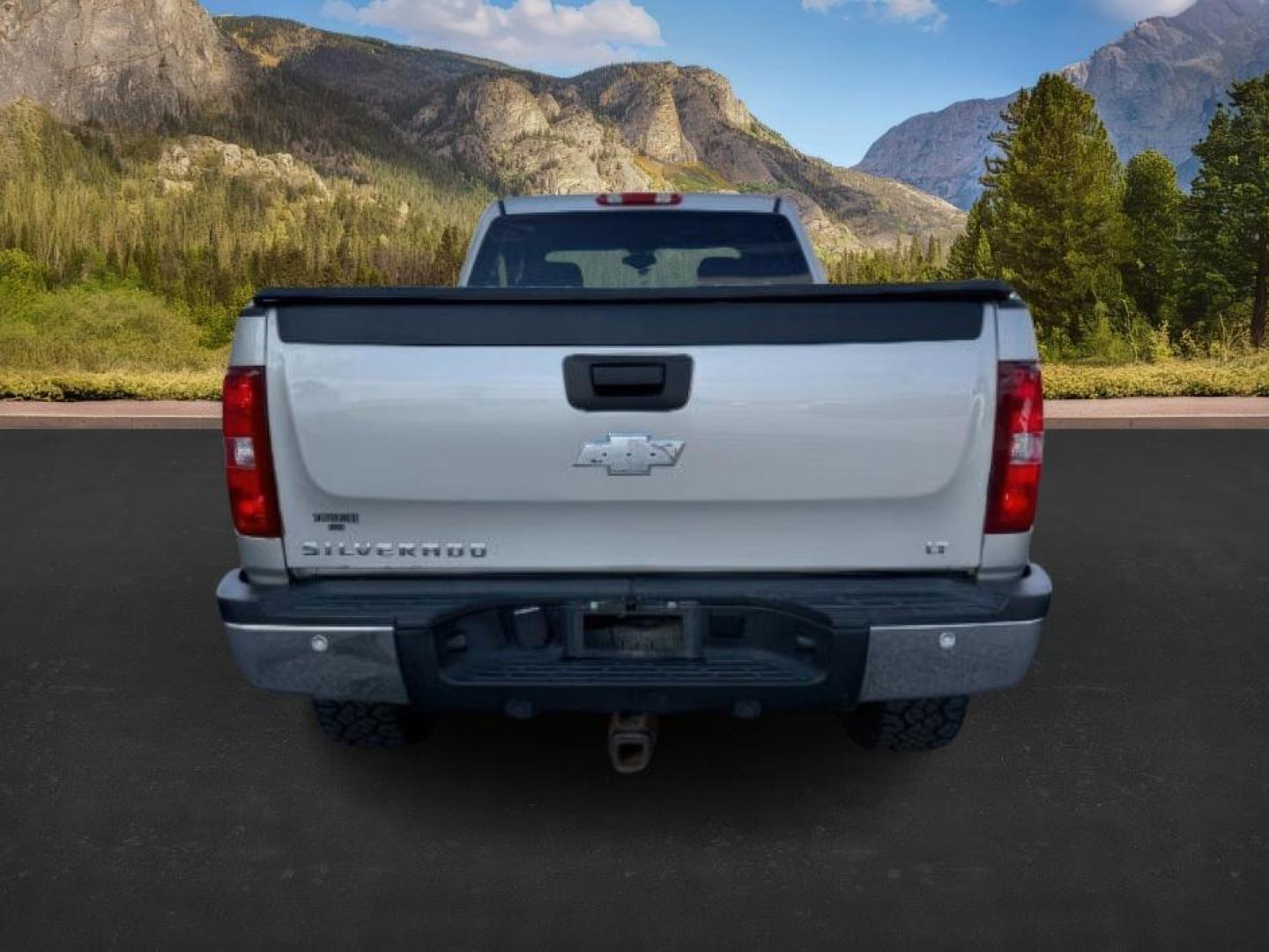 2008 SILVER /Ebony Chevrolet Silverado 2500HD (1GCHK23678F) with an 66L V8 16V OHV TURBO DIESEL engine, Automatic transmission, located at 1175 N Woodruff Ave, Idaho Falls, ID, 83401, 43.506901, -111.999657 - At Timberline Auto, finding a great deal on your next vehicle is always easy! Our experienced sales staff's goal is to help find you the right vehicle at the right price! Our knowledgeable finance department has options for almost any credit score. We offer extended service contract options to prote - Photo#3