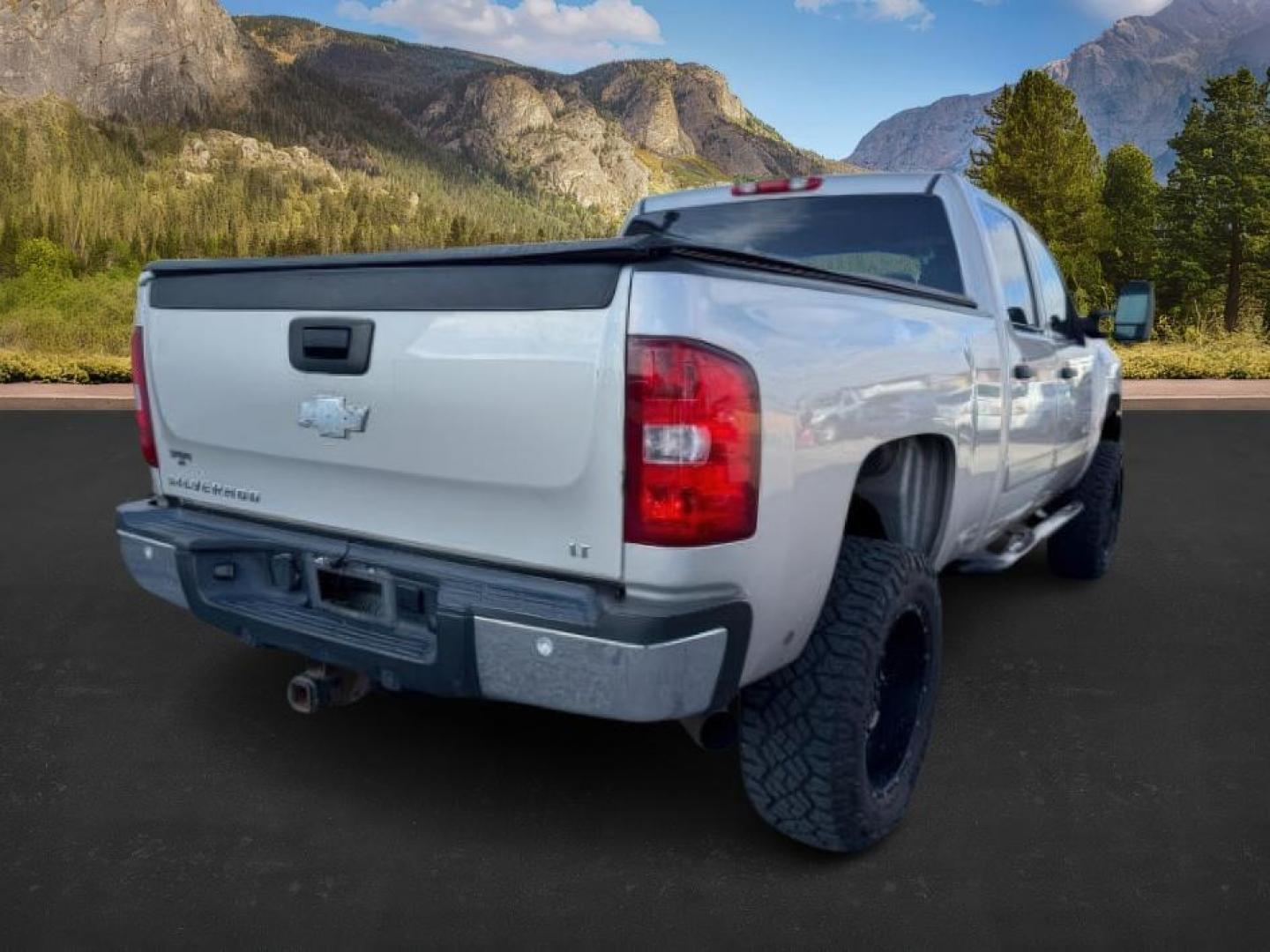2008 SILVER /Ebony Chevrolet Silverado 2500HD (1GCHK23678F) with an 66L V8 16V OHV TURBO DIESEL engine, Automatic transmission, located at 1175 N Woodruff Ave, Idaho Falls, ID, 83401, 43.506901, -111.999657 - At Timberline Auto, finding a great deal on your next vehicle is always easy! Our experienced sales staff's goal is to help find you the right vehicle at the right price! Our knowledgeable finance department has options for almost any credit score. We offer extended service contract options to prote - Photo#4