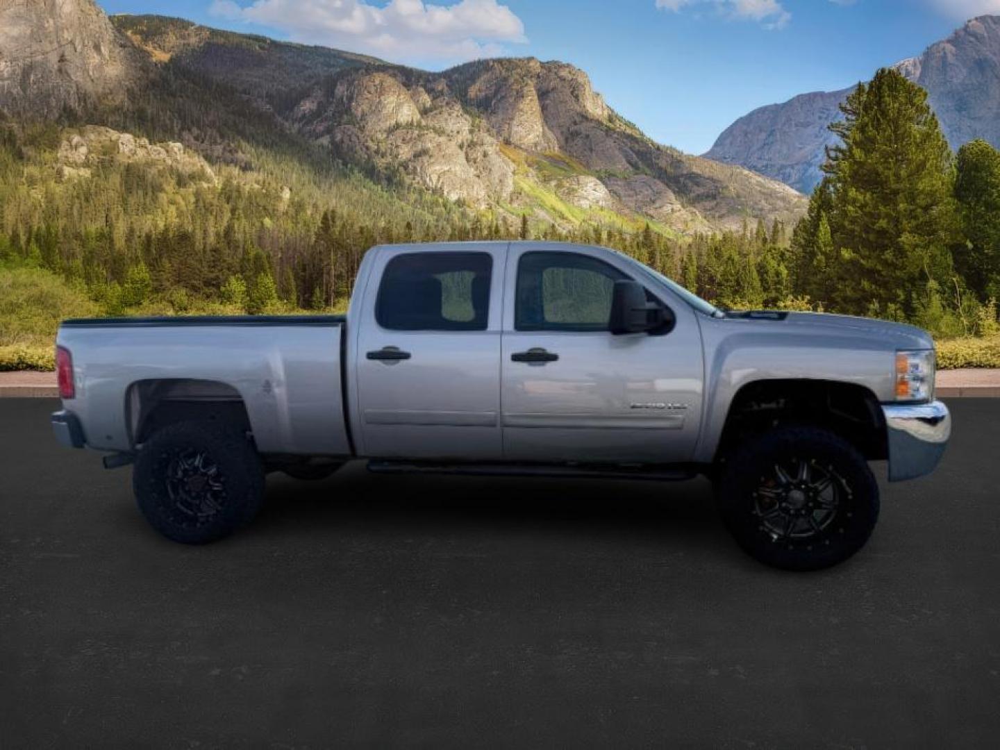 2008 SILVER /Ebony Chevrolet Silverado 2500HD (1GCHK23678F) with an 66L V8 16V OHV TURBO DIESEL engine, Automatic transmission, located at 1175 N Woodruff Ave, Idaho Falls, ID, 83401, 43.506901, -111.999657 - At Timberline Auto, finding a great deal on your next vehicle is always easy! Our experienced sales staff's goal is to help find you the right vehicle at the right price! Our knowledgeable finance department has options for almost any credit score. We offer extended service contract options to prote - Photo#5