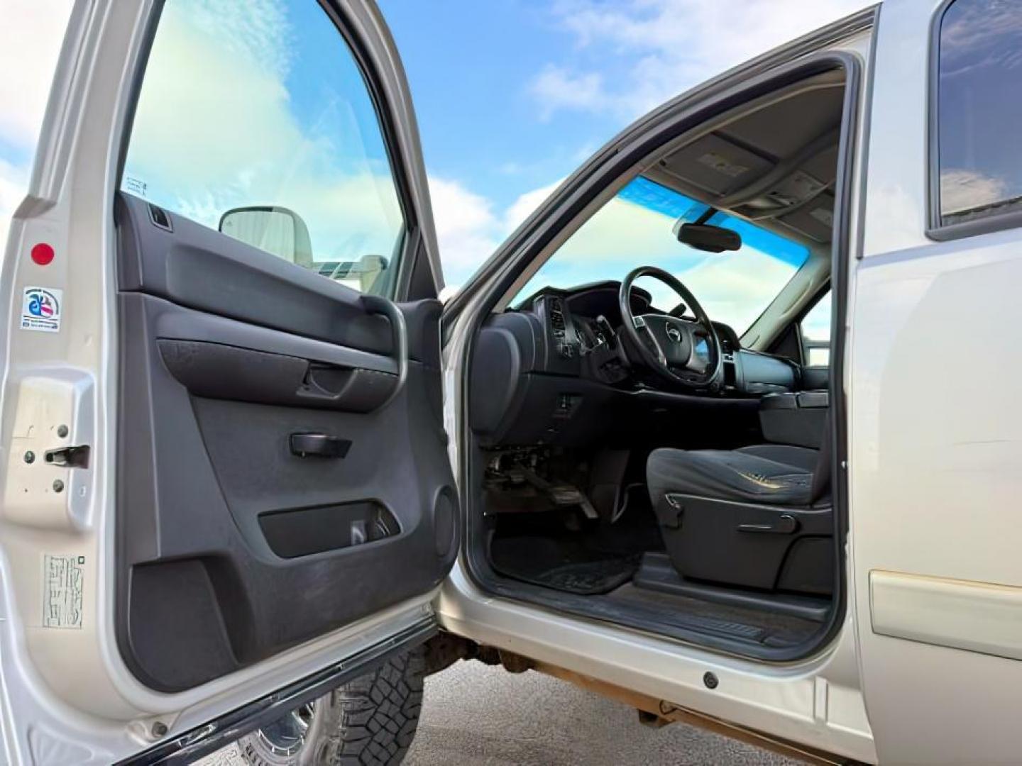 2008 SILVER /Ebony Chevrolet Silverado 2500HD (1GCHK23678F) with an 66L V8 16V OHV TURBO DIESEL engine, Automatic transmission, located at 1175 N Woodruff Ave, Idaho Falls, ID, 83401, 43.506901, -111.999657 - At Timberline Auto, finding a great deal on your next vehicle is always easy! Our experienced sales staff's goal is to help find you the right vehicle at the right price! Our knowledgeable finance department has options for almost any credit score. We offer extended service contract options to prote - Photo#9