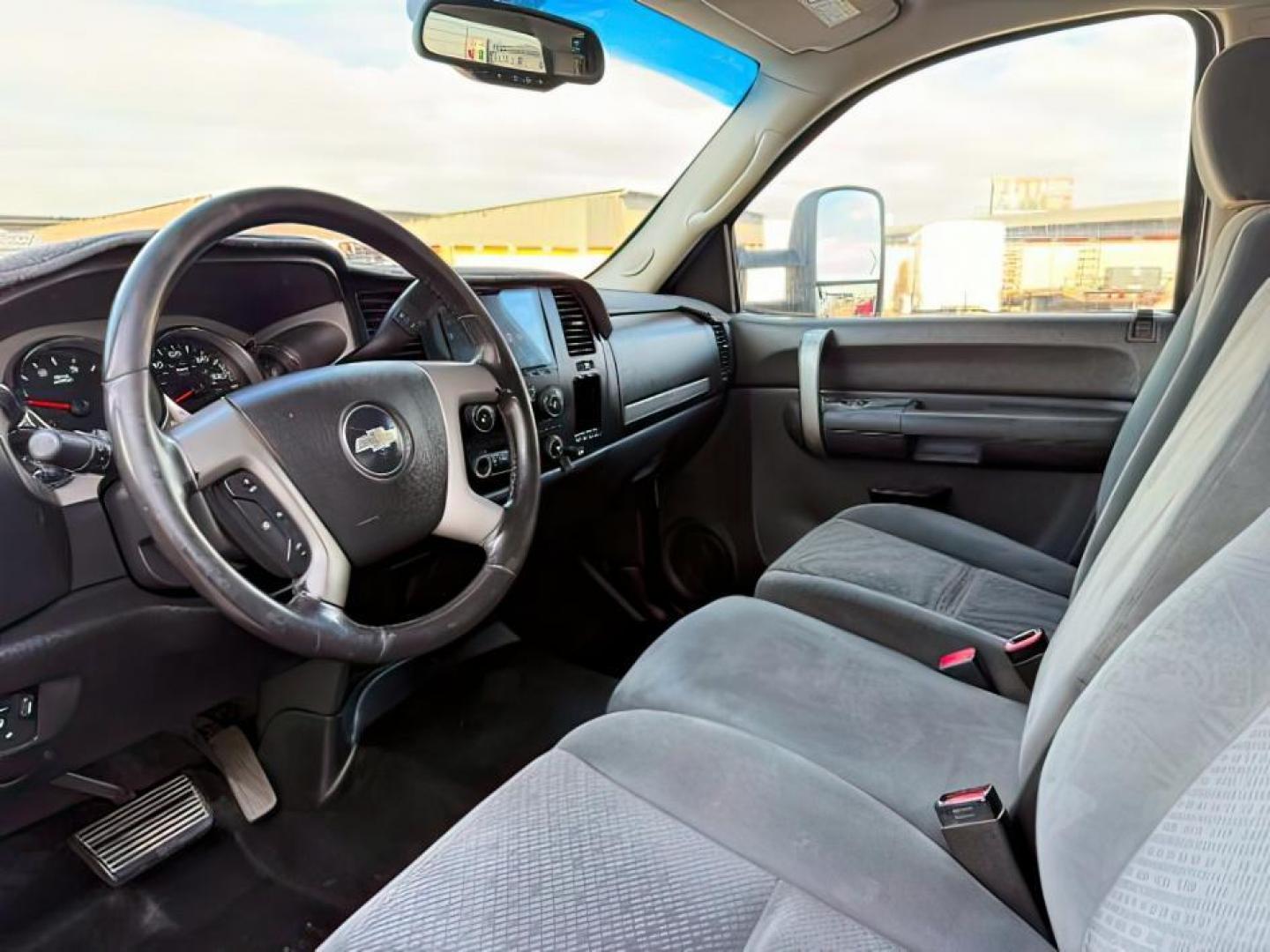 2008 SILVER /Ebony Chevrolet Silverado 2500HD (1GCHK23678F) with an 66L V8 16V OHV TURBO DIESEL engine, Automatic transmission, located at 1175 N Woodruff Ave, Idaho Falls, ID, 83401, 43.506901, -111.999657 - At Timberline Auto, finding a great deal on your next vehicle is always easy! Our experienced sales staff's goal is to help find you the right vehicle at the right price! Our knowledgeable finance department has options for almost any credit score. We offer extended service contract options to prote - Photo#11