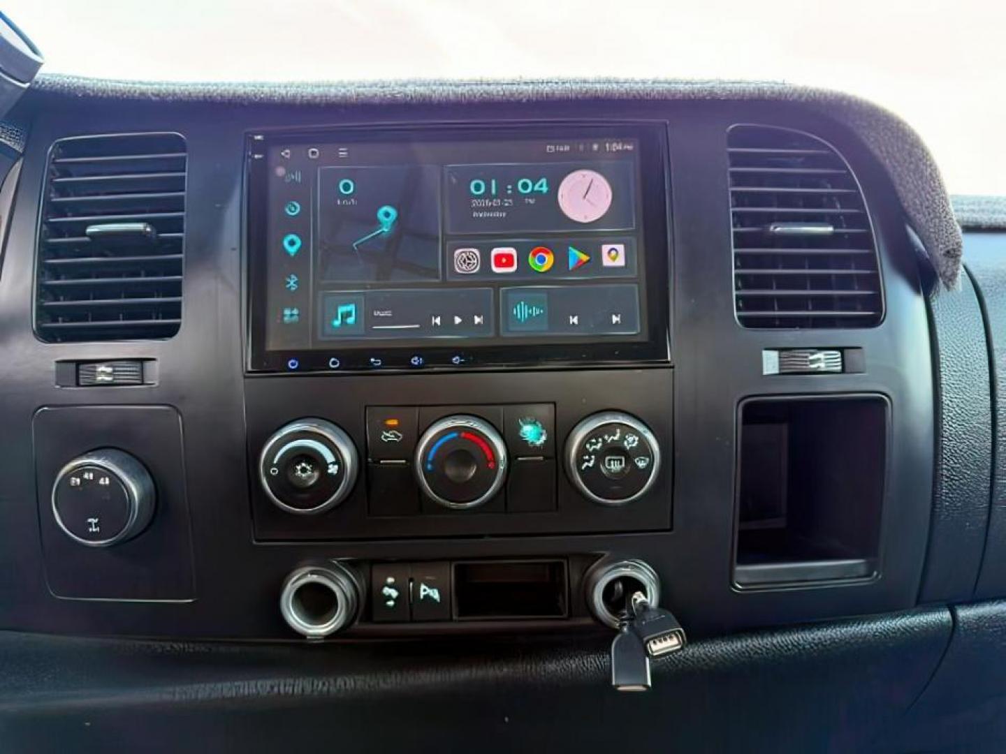 2008 SILVER /Ebony Chevrolet Silverado 2500HD (1GCHK23678F) with an 66L V8 16V OHV TURBO DIESEL engine, Automatic transmission, located at 1175 N Woodruff Ave, Idaho Falls, ID, 83401, 43.506901, -111.999657 - At Timberline Auto, finding a great deal on your next vehicle is always easy! Our experienced sales staff's goal is to help find you the right vehicle at the right price! Our knowledgeable finance department has options for almost any credit score. We offer extended service contract options to prote - Photo#13