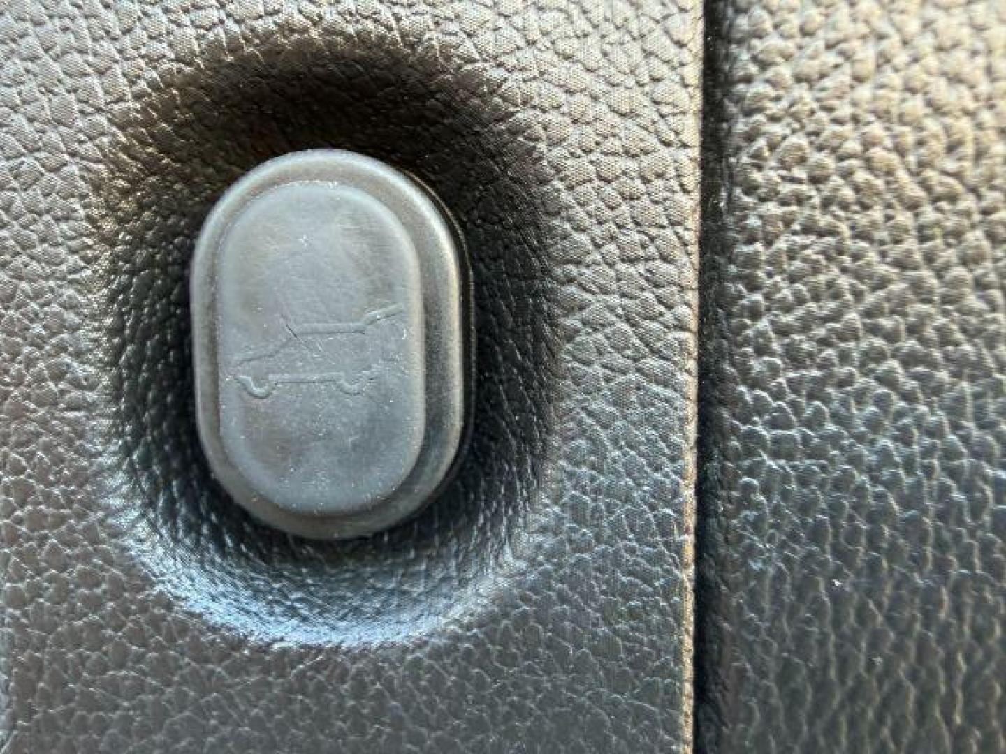 2015 SILVER /Jet Black Chevrolet Suburban 1500 (1GNSKJKC4FR) with an EcoTec3 53L V-8 gasoline direct injection engine, Automatic transmission, located at 1175 N Woodruff Ave, Idaho Falls, ID, 83401, 43.506901, -111.999657 - At Timberline Auto, finding a great deal on your next vehicle is always easy! Our experienced sales staff's goal is to help find you the right vehicle at the right price! Our knowledgeable finance department has options for almost any credit score. We offer extended service contract options to prote - Photo#6