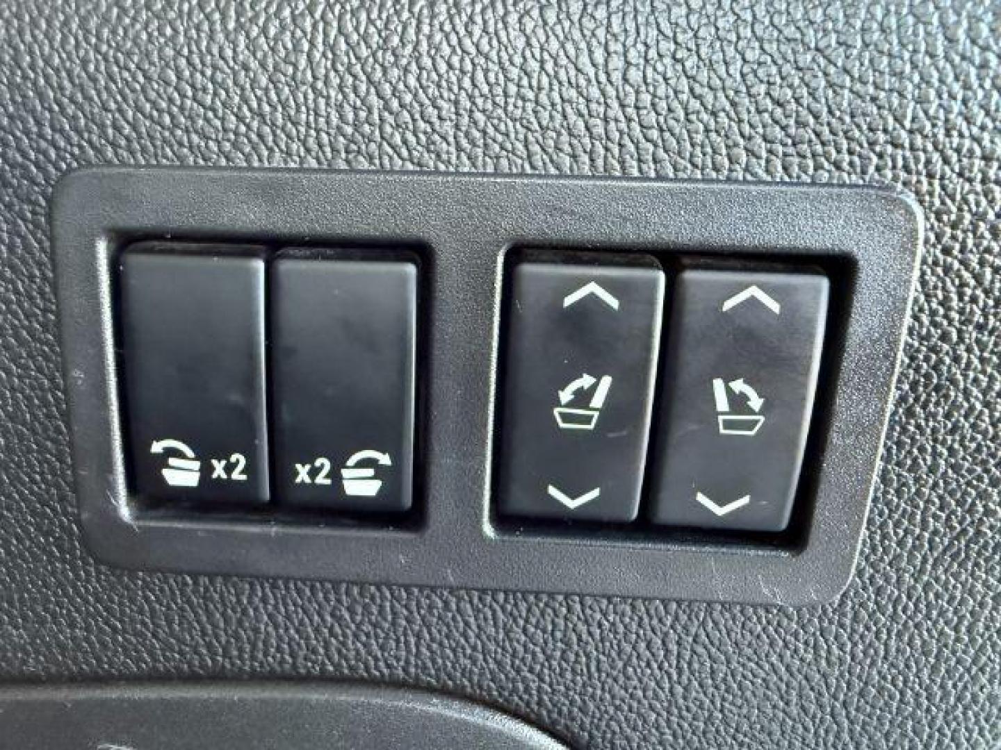 2015 SILVER /Jet Black Chevrolet Suburban 1500 (1GNSKJKC4FR) with an EcoTec3 53L V-8 gasoline direct injection engine, Automatic transmission, located at 1175 N Woodruff Ave, Idaho Falls, ID, 83401, 43.506901, -111.999657 - At Timberline Auto, finding a great deal on your next vehicle is always easy! Our experienced sales staff's goal is to help find you the right vehicle at the right price! Our knowledgeable finance department has options for almost any credit score. We offer extended service contract options to prote - Photo#7