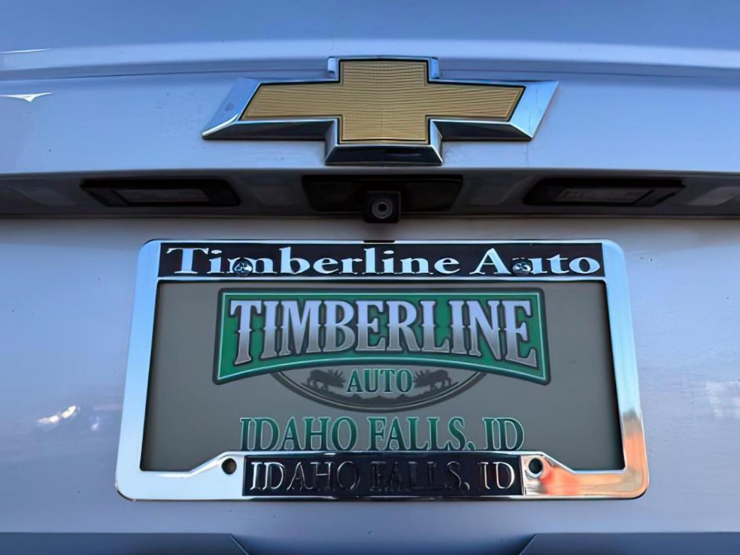 2015 SILVER /Jet Black Chevrolet Suburban 1500 (1GNSKJKC4FR) with an EcoTec3 53L V-8 gasoline direct injection engine, Automatic transmission, located at 1175 N Woodruff Ave, Idaho Falls, ID, 83401, 43.506901, -111.999657 - At Timberline Auto, finding a great deal on your next vehicle is always easy! Our experienced sales staff's goal is to help find you the right vehicle at the right price! Our knowledgeable finance department has options for almost any credit score. We offer extended service contract options to prote - Photo#4