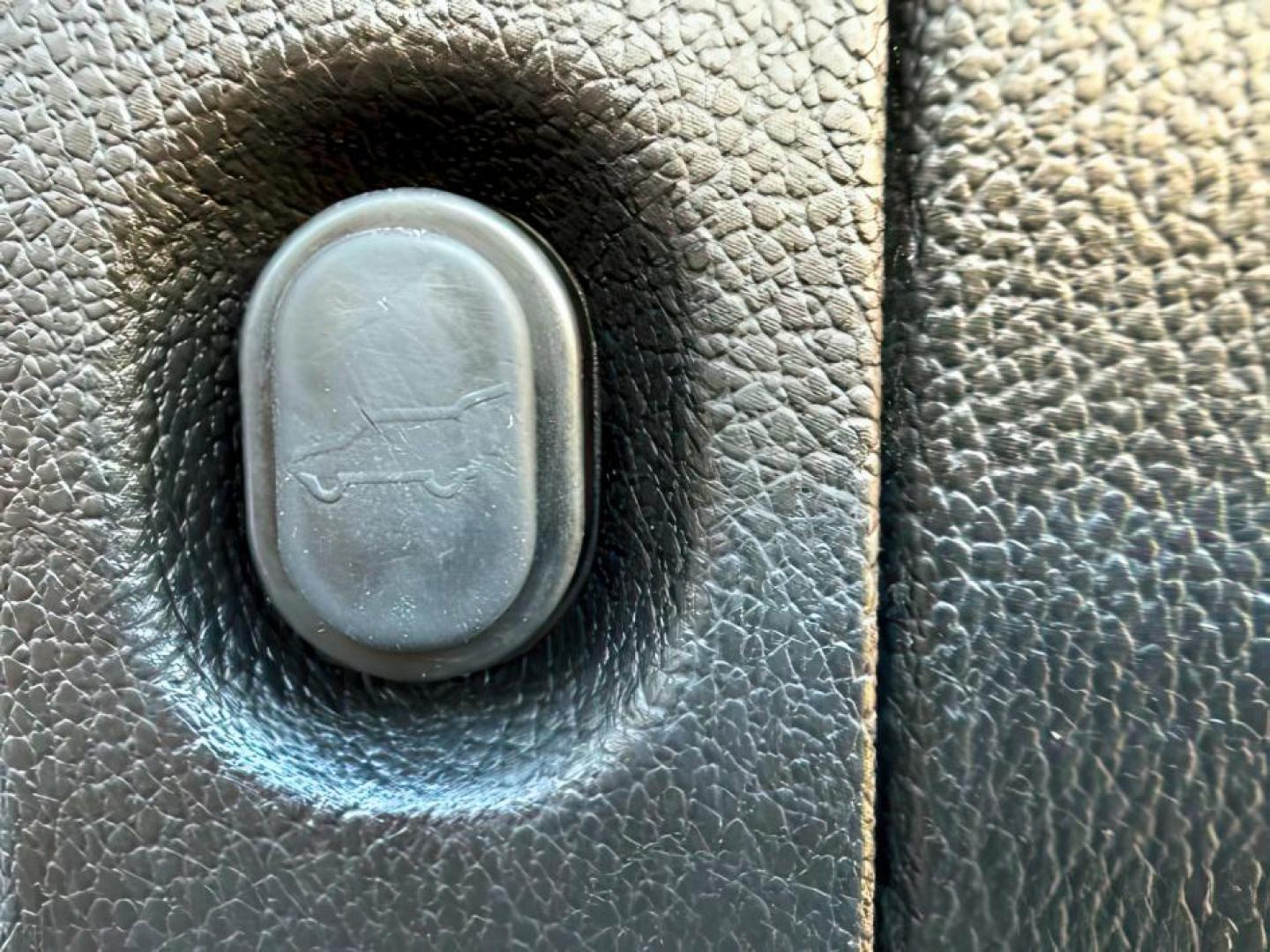 2015 SILVER /Jet Black Chevrolet Suburban 1500 (1GNSKJKC4FR) with an EcoTec3 53L V-8 gasoline direct injection engine, Automatic transmission, located at 1175 N Woodruff Ave, Idaho Falls, ID, 83401, 43.506901, -111.999657 - At Timberline Auto, finding a great deal on your next vehicle is always easy! Our experienced sales staff's goal is to help find you the right vehicle at the right price! Our knowledgeable finance department has options for almost any credit score. We offer extended service contract options to prote - Photo#6