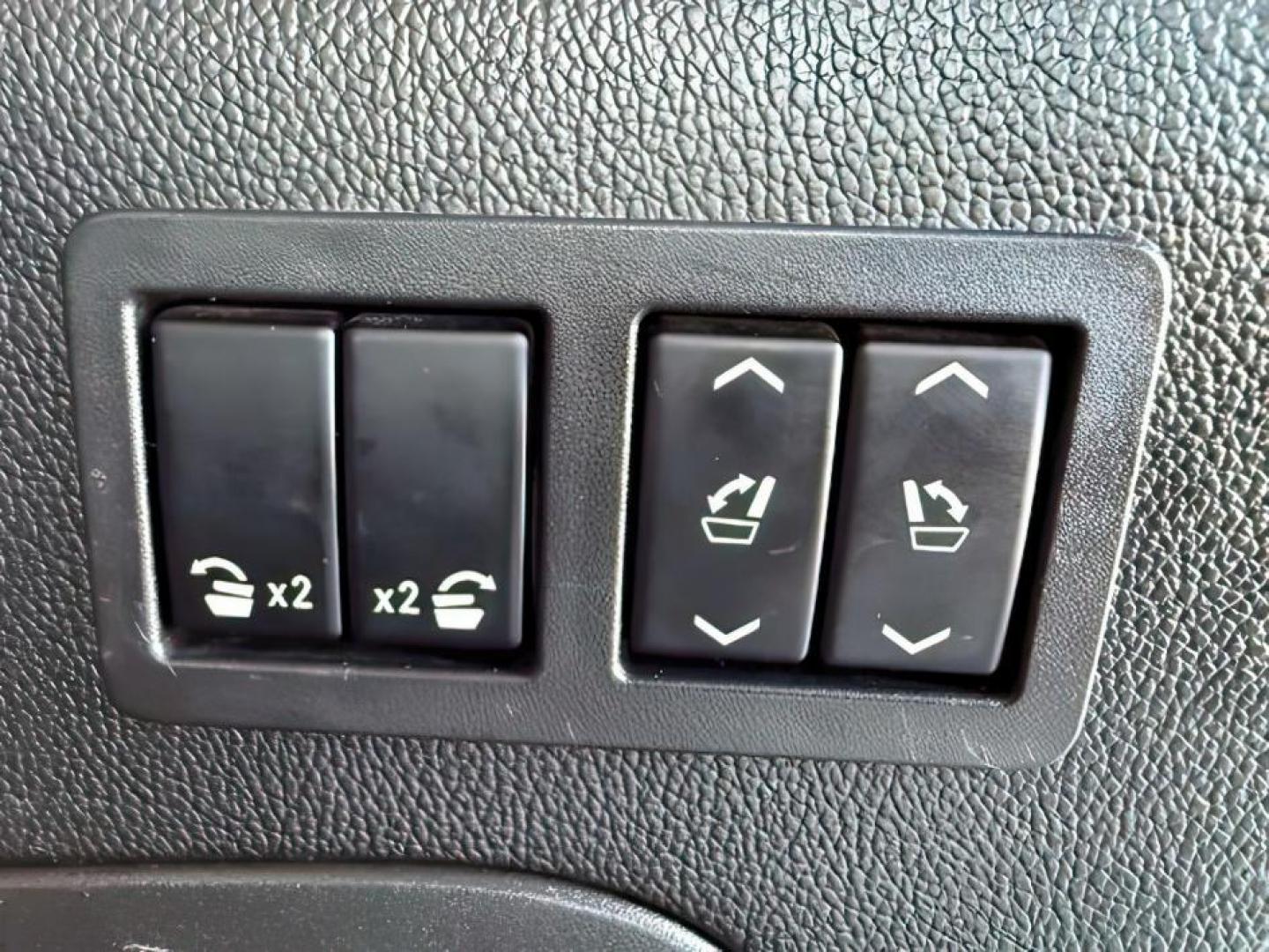 2015 SILVER /Jet Black Chevrolet Suburban 1500 (1GNSKJKC4FR) with an EcoTec3 53L V-8 gasoline direct injection engine, Automatic transmission, located at 1175 N Woodruff Ave, Idaho Falls, ID, 83401, 43.506901, -111.999657 - At Timberline Auto, finding a great deal on your next vehicle is always easy! Our experienced sales staff's goal is to help find you the right vehicle at the right price! Our knowledgeable finance department has options for almost any credit score. We offer extended service contract options to prote - Photo#7