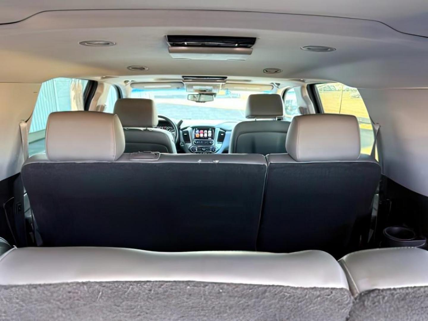 2015 SILVER /Jet Black Chevrolet Suburban 1500 (1GNSKJKC4FR) with an EcoTec3 53L V-8 gasoline direct injection engine, Automatic transmission, located at 1175 N Woodruff Ave, Idaho Falls, ID, 83401, 43.506901, -111.999657 - At Timberline Auto, finding a great deal on your next vehicle is always easy! Our experienced sales staff's goal is to help find you the right vehicle at the right price! Our knowledgeable finance department has options for almost any credit score. We offer extended service contract options to prote - Photo#8