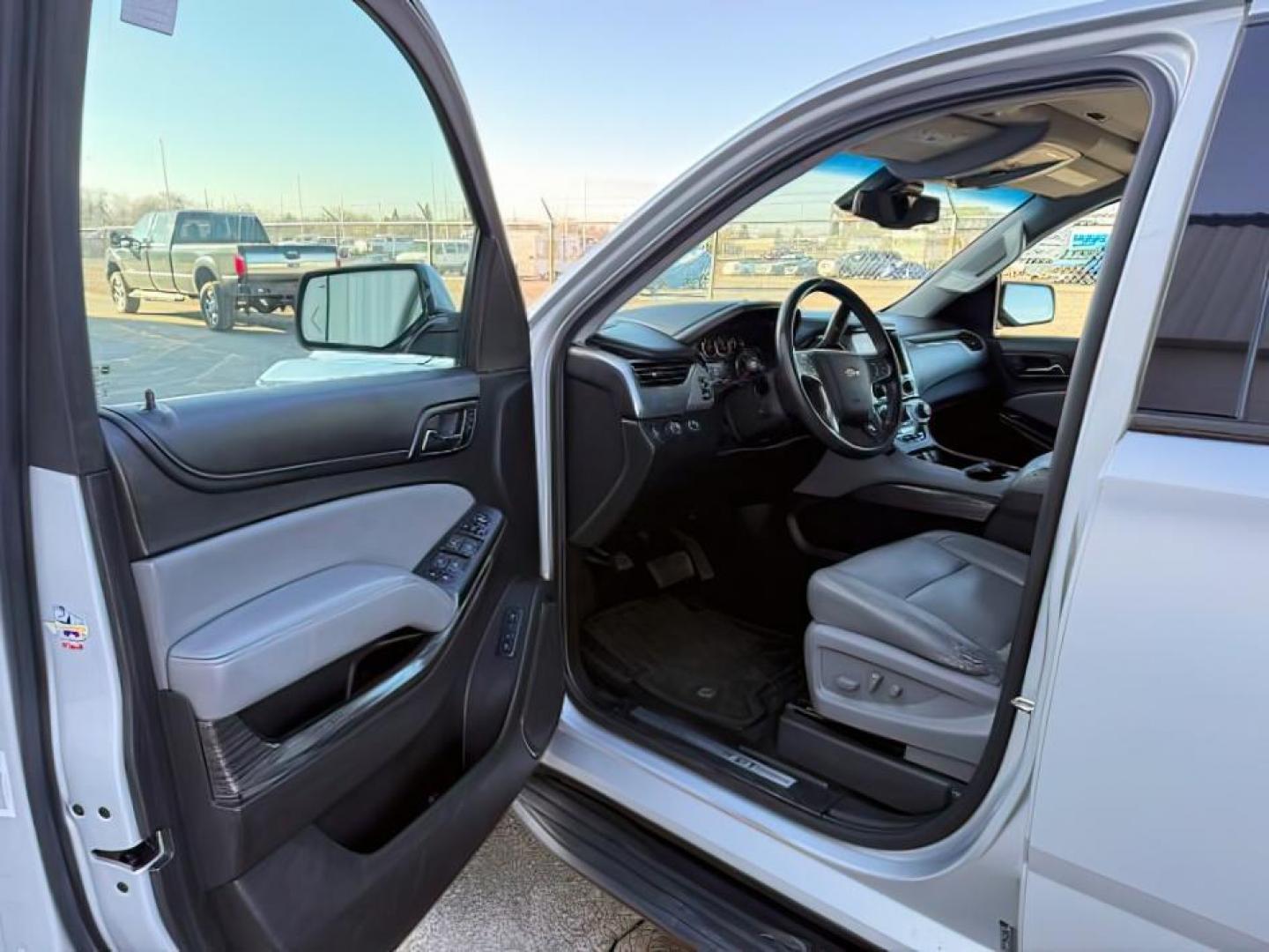 2015 SILVER /Jet Black Chevrolet Suburban 1500 (1GNSKJKC4FR) with an EcoTec3 53L V-8 gasoline direct injection engine, Automatic transmission, located at 1175 N Woodruff Ave, Idaho Falls, ID, 83401, 43.506901, -111.999657 - At Timberline Auto, finding a great deal on your next vehicle is always easy! Our experienced sales staff's goal is to help find you the right vehicle at the right price! Our knowledgeable finance department has options for almost any credit score. We offer extended service contract options to prote - Photo#15