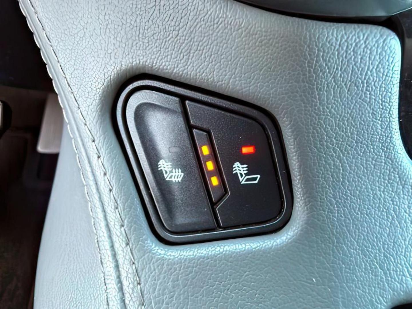 2015 SILVER /Jet Black Chevrolet Suburban 1500 (1GNSKJKC4FR) with an EcoTec3 53L V-8 gasoline direct injection engine, Automatic transmission, located at 1175 N Woodruff Ave, Idaho Falls, ID, 83401, 43.506901, -111.999657 - At Timberline Auto, finding a great deal on your next vehicle is always easy! Our experienced sales staff's goal is to help find you the right vehicle at the right price! Our knowledgeable finance department has options for almost any credit score. We offer extended service contract options to prote - Photo#21