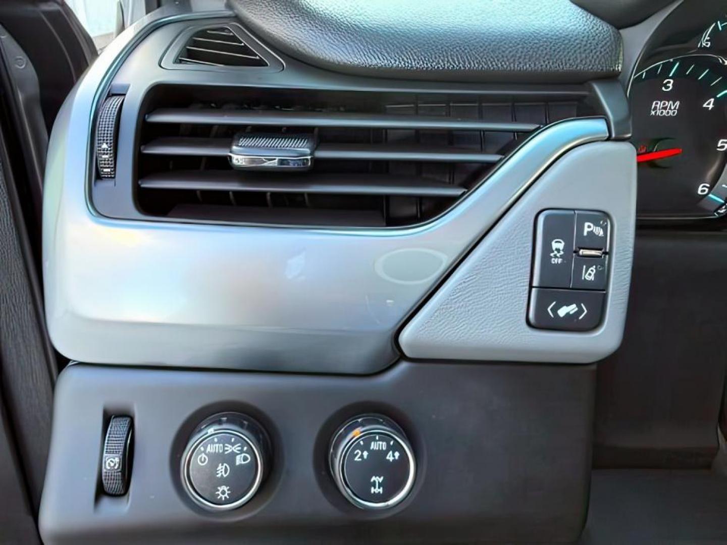 2015 SILVER /Jet Black Chevrolet Suburban 1500 (1GNSKJKC4FR) with an EcoTec3 53L V-8 gasoline direct injection engine, Automatic transmission, located at 1175 N Woodruff Ave, Idaho Falls, ID, 83401, 43.506901, -111.999657 - At Timberline Auto, finding a great deal on your next vehicle is always easy! Our experienced sales staff's goal is to help find you the right vehicle at the right price! Our knowledgeable finance department has options for almost any credit score. We offer extended service contract options to prote - Photo#25