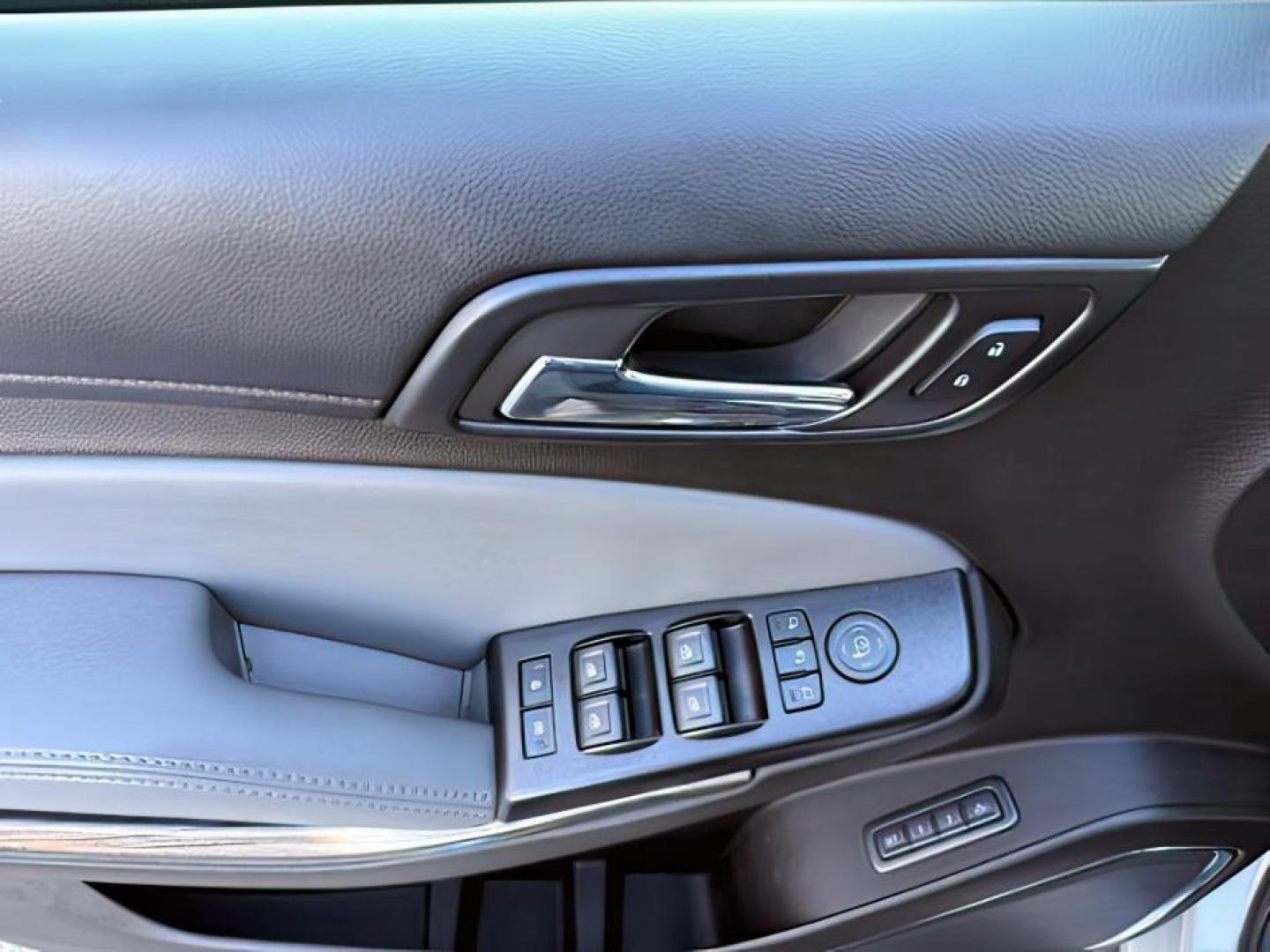 2015 SILVER /Jet Black Chevrolet Suburban 1500 (1GNSKJKC4FR) with an EcoTec3 53L V-8 gasoline direct injection engine, Automatic transmission, located at 1175 N Woodruff Ave, Idaho Falls, ID, 83401, 43.506901, -111.999657 - At Timberline Auto, finding a great deal on your next vehicle is always easy! Our experienced sales staff's goal is to help find you the right vehicle at the right price! Our knowledgeable finance department has options for almost any credit score. We offer extended service contract options to prote - Photo#27