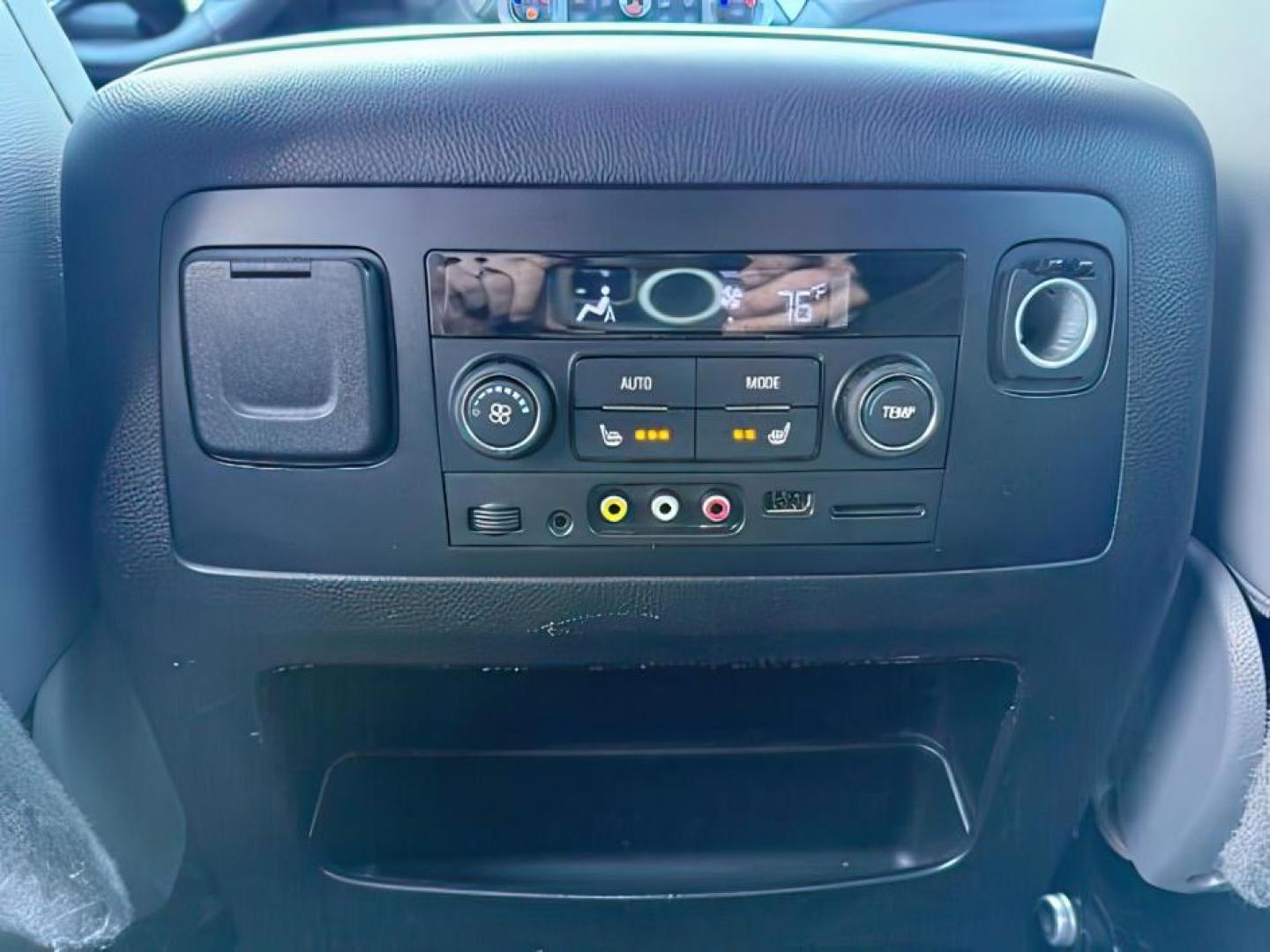 2015 SILVER /Jet Black Chevrolet Suburban 1500 (1GNSKJKC4FR) with an EcoTec3 53L V-8 gasoline direct injection engine, Automatic transmission, located at 1175 N Woodruff Ave, Idaho Falls, ID, 83401, 43.506901, -111.999657 - At Timberline Auto, finding a great deal on your next vehicle is always easy! Our experienced sales staff's goal is to help find you the right vehicle at the right price! Our knowledgeable finance department has options for almost any credit score. We offer extended service contract options to prote - Photo#29