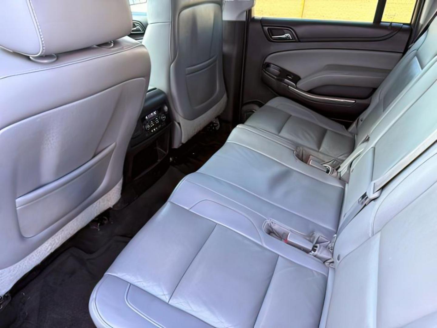 2015 SILVER /Jet Black Chevrolet Suburban 1500 (1GNSKJKC4FR) with an EcoTec3 53L V-8 gasoline direct injection engine, Automatic transmission, located at 1175 N Woodruff Ave, Idaho Falls, ID, 83401, 43.506901, -111.999657 - At Timberline Auto, finding a great deal on your next vehicle is always easy! Our experienced sales staff's goal is to help find you the right vehicle at the right price! Our knowledgeable finance department has options for almost any credit score. We offer extended service contract options to prote - Photo#30