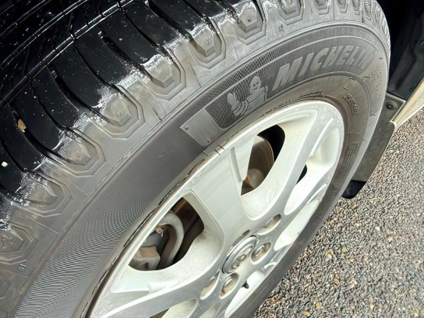 2005 GOLD /CLOTH Toyota Camry (4T1BF30K45U) with an 30L V6 engine, Automatic transmission, located at 1175 N Woodruff Ave, Idaho Falls, ID, 83401, 43.506901, -111.999657 - At Timberline Auto, finding a great deal on your next vehicle is always easy! Our experienced sales staff's goal is to help find you the right vehicle at the right price! Our knowledgeable finance department has options for almost any credit score. We offer extended service contract options to prote - Photo#8