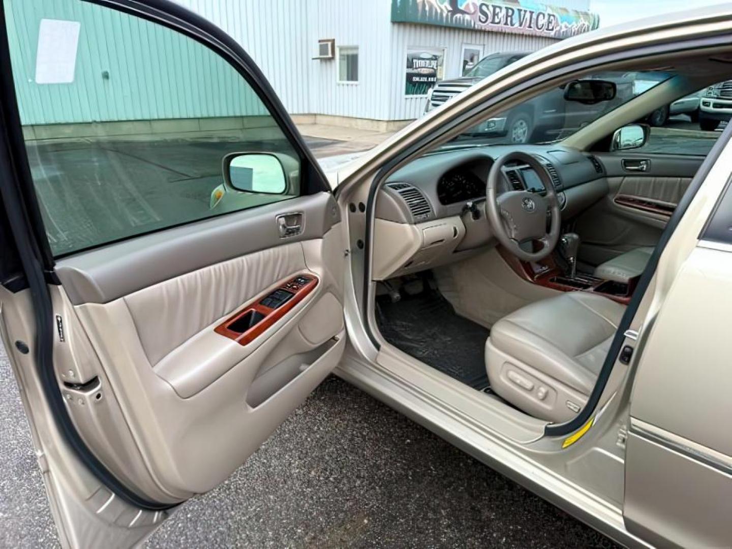 2005 GOLD /CLOTH Toyota Camry (4T1BF30K45U) with an 30L V6 engine, Automatic transmission, located at 1175 N Woodruff Ave, Idaho Falls, ID, 83401, 43.506901, -111.999657 - At Timberline Auto, finding a great deal on your next vehicle is always easy! Our experienced sales staff's goal is to help find you the right vehicle at the right price! Our knowledgeable finance department has options for almost any credit score. We offer extended service contract options to prote - Photo#9