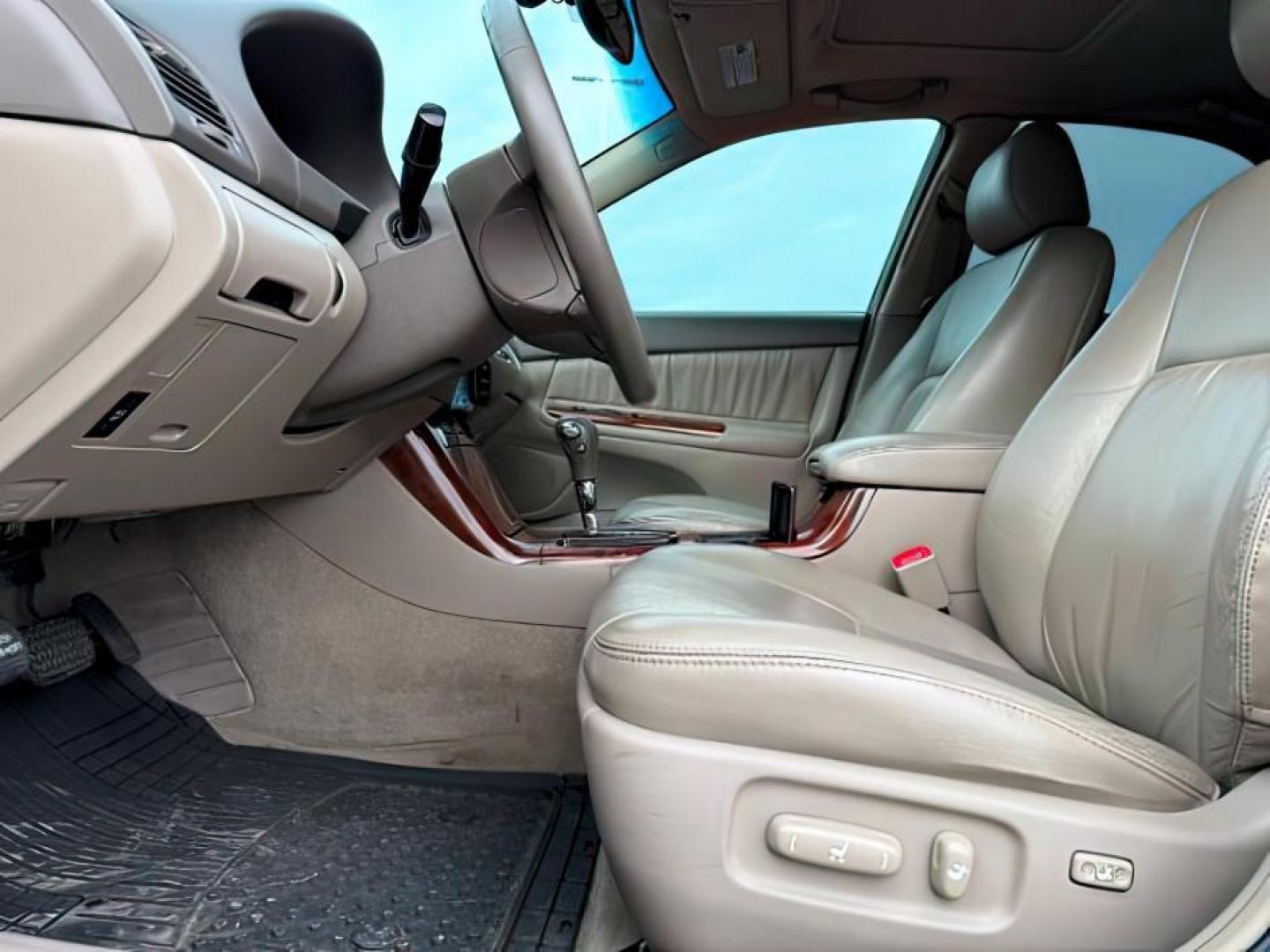 2005 GOLD /CLOTH Toyota Camry (4T1BF30K45U) with an 30L V6 engine, Automatic transmission, located at 1175 N Woodruff Ave, Idaho Falls, ID, 83401, 43.506901, -111.999657 - At Timberline Auto, finding a great deal on your next vehicle is always easy! Our experienced sales staff's goal is to help find you the right vehicle at the right price! Our knowledgeable finance department has options for almost any credit score. We offer extended service contract options to prote - Photo#10