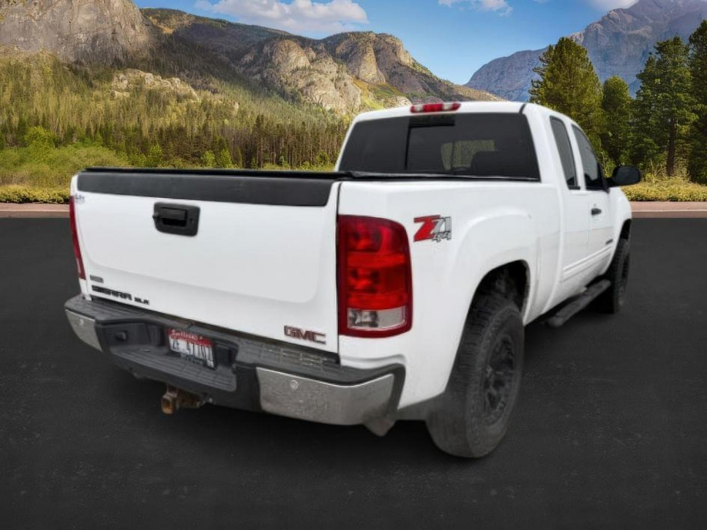 2011 WHITE /Ebony GMC Sierra 1500 (1GTR2VE32BZ) with an 53L V8 VORTEC engine, Automatic transmission, located at 1175 N Woodruff Ave, Idaho Falls, ID, 83401, 43.506901, -111.999657 - At Timberline Auto, finding a great deal on your next vehicle is always easy! Our experienced sales staff's goal is to help find you the right vehicle at the right price! Our knowledgeable finance department has options for almost any credit score. We offer extended service contract options to prote - Photo#4