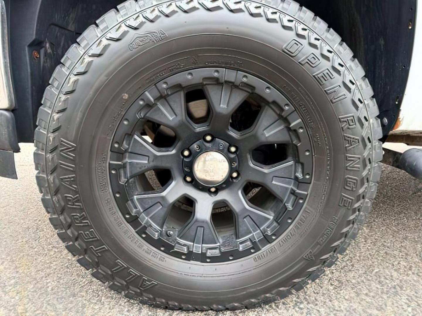 2011 WHITE /Ebony GMC Sierra 1500 (1GTR2VE32BZ) with an 53L V8 VORTEC engine, Automatic transmission, located at 1175 N Woodruff Ave, Idaho Falls, ID, 83401, 43.506901, -111.999657 - At Timberline Auto, finding a great deal on your next vehicle is always easy! Our experienced sales staff's goal is to help find you the right vehicle at the right price! Our knowledgeable finance department has options for almost any credit score. We offer extended service contract options to prote - Photo#9