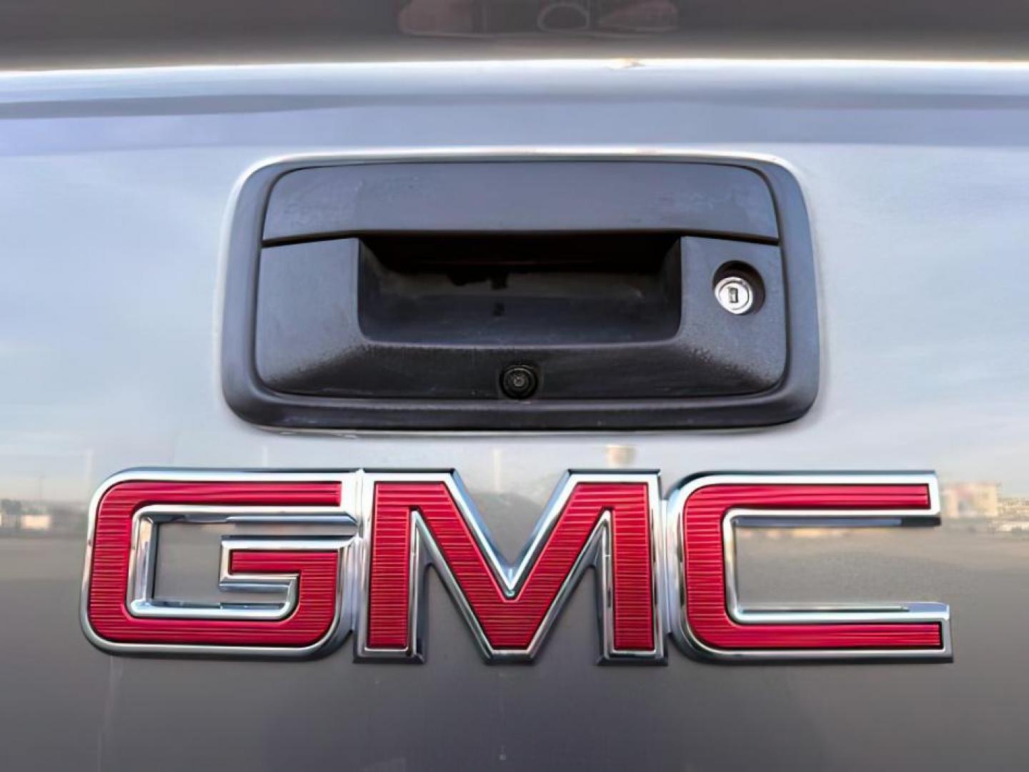 2018 GRAY /Jet Black GMC Sierra 2500HD (1GT12UEY6JF) with an 66L V8 16V OHV TURBO DIESEL engine, Automatic transmission, located at 1175 N Woodruff Ave, Idaho Falls, ID, 83401, 43.506901, -111.999657 - At Timberline Auto, finding a great deal on your next vehicle is always easy! Our experienced sales staff's goal is to help find you the right vehicle at the right price! Our knowledgeable finance department has options for almost any credit score. We offer extended service contract options to prote - Photo#4